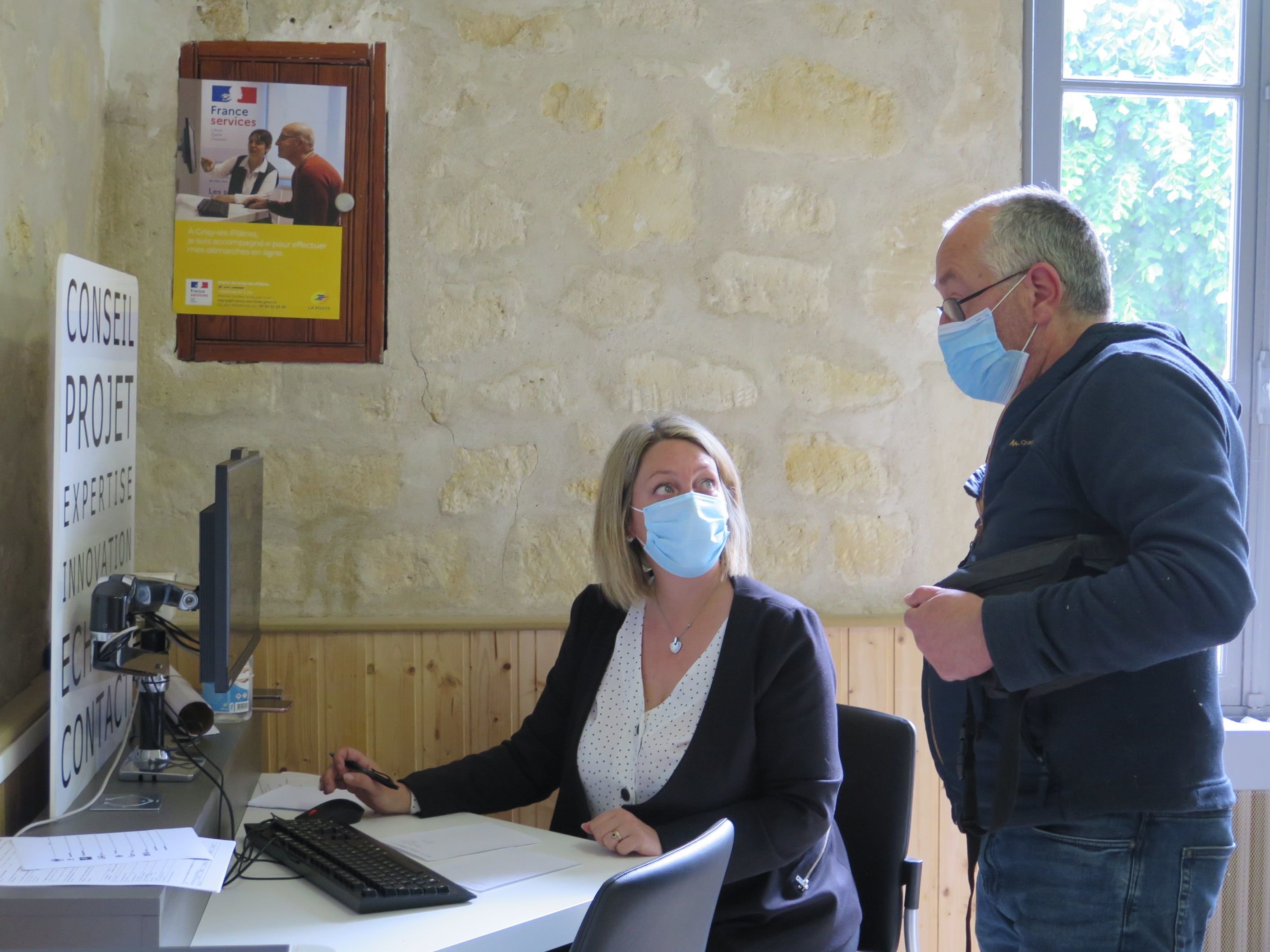 Une fois par semaine dans le village de Grisy-les-Plâtres, la mairie accueille un relais France services. Une conseillère guide et renseigne les habitants dans leurs démarches administratives, de plus en plus souvent à effectuer en ligne. LP/Marie Persidat