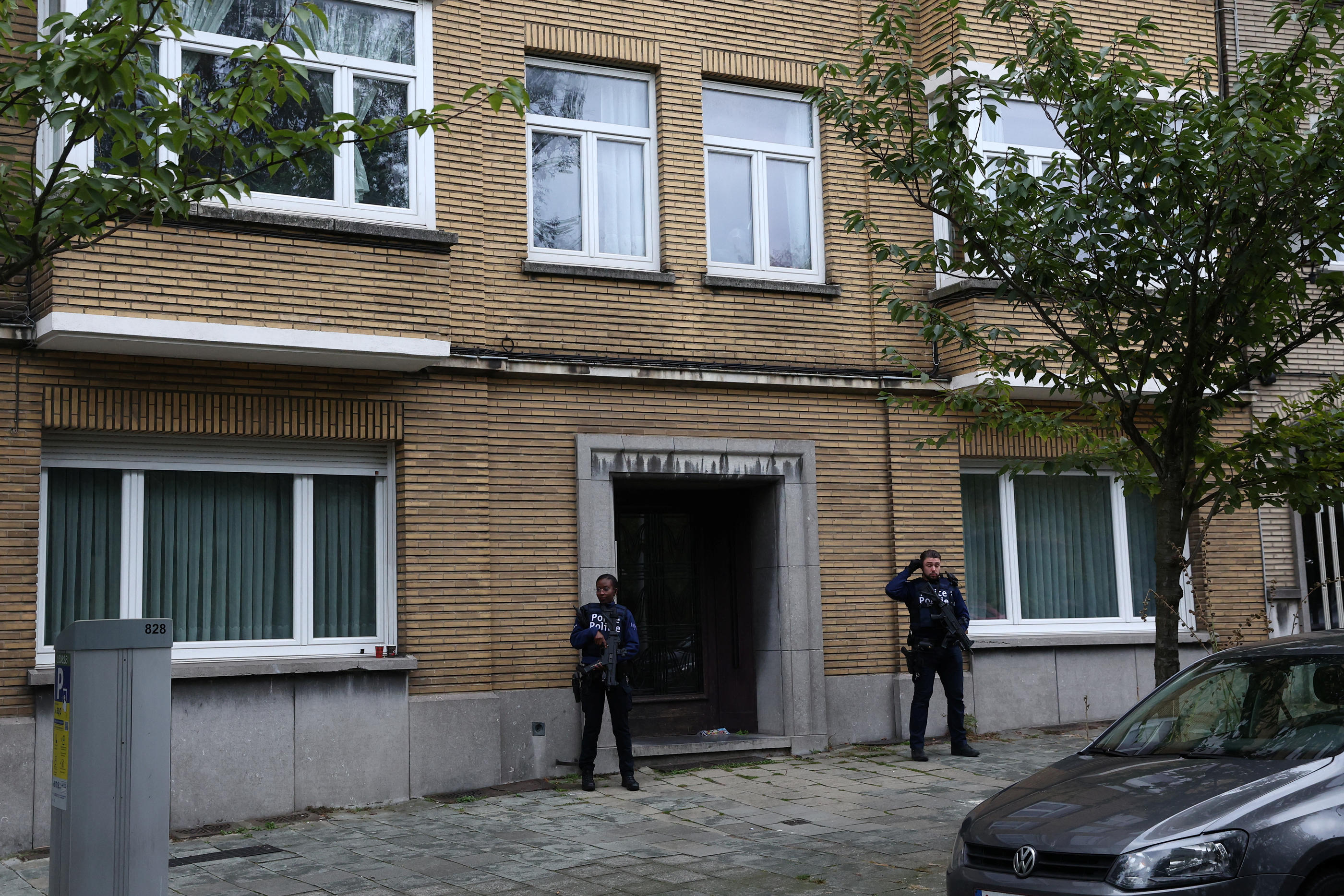 Des policiers montent la garde devant un immeuble de Schaerbeek après l'interpellation de l'auteur de l'attaque de Bruxelles. REUTERS/Yves Herman