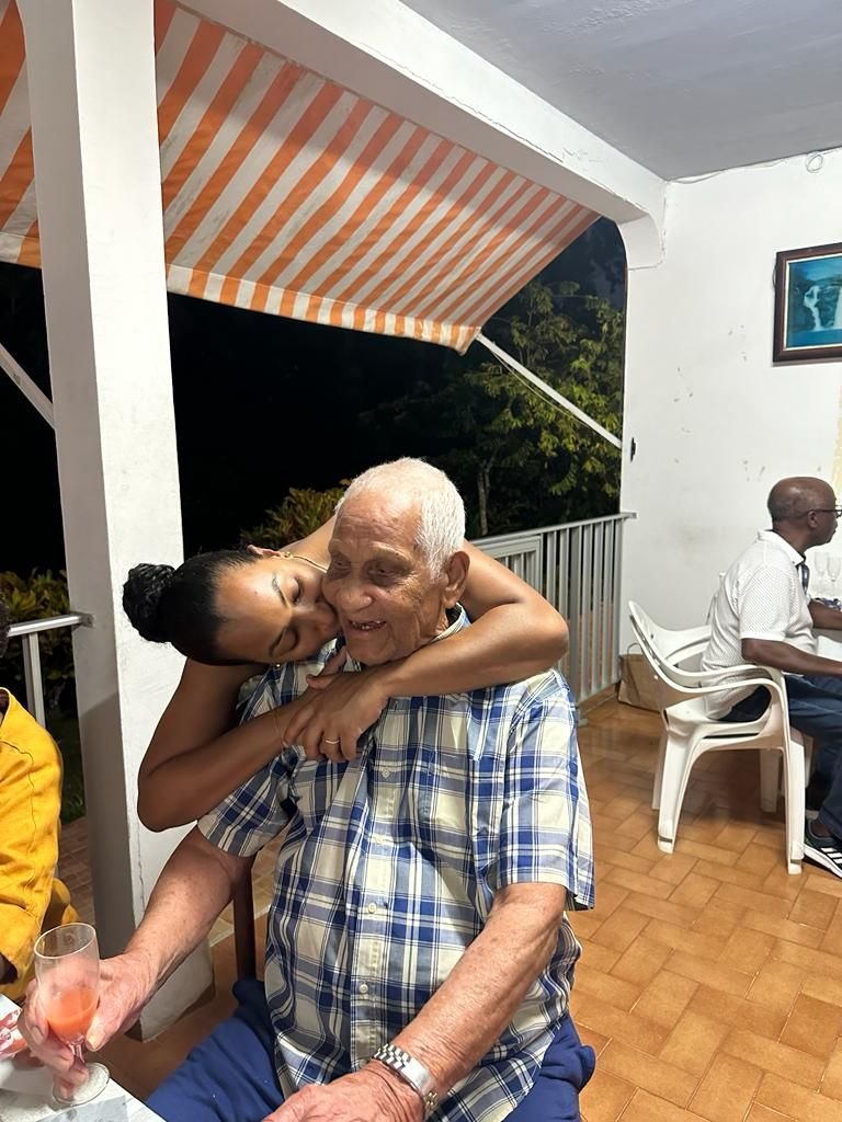 Avenant Honoré Soulanges, 102 ans, vit paisiblement en Guadeloupe, entouré de ses proches, dont l'une de ses petites-filles. DR
