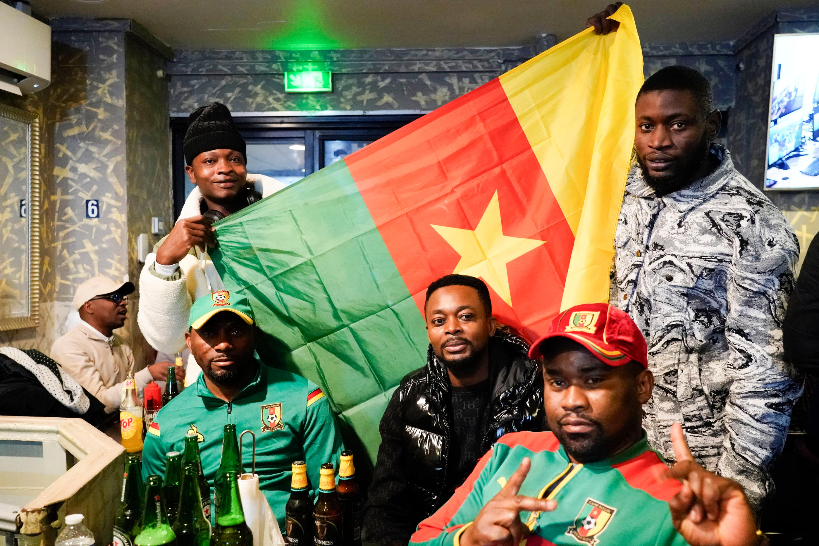 Lundi soir, les fans des « Lions indomptables » lors du match Cameroun-Guinée (1-1) réunis au Bolon, un restaurant camerounais du XVIIIe arrondissement de Paris. LP/Hervé Bellenger
