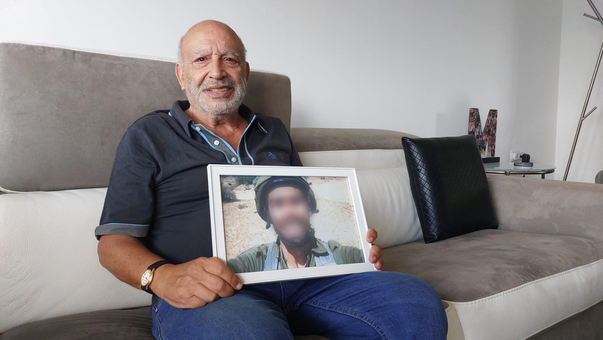 Michael, chez lui près de Tel Aviv, montre la photo de l'un de ses petits-fils, engagé avec Tsahal. LP/Vincent Gautronneau