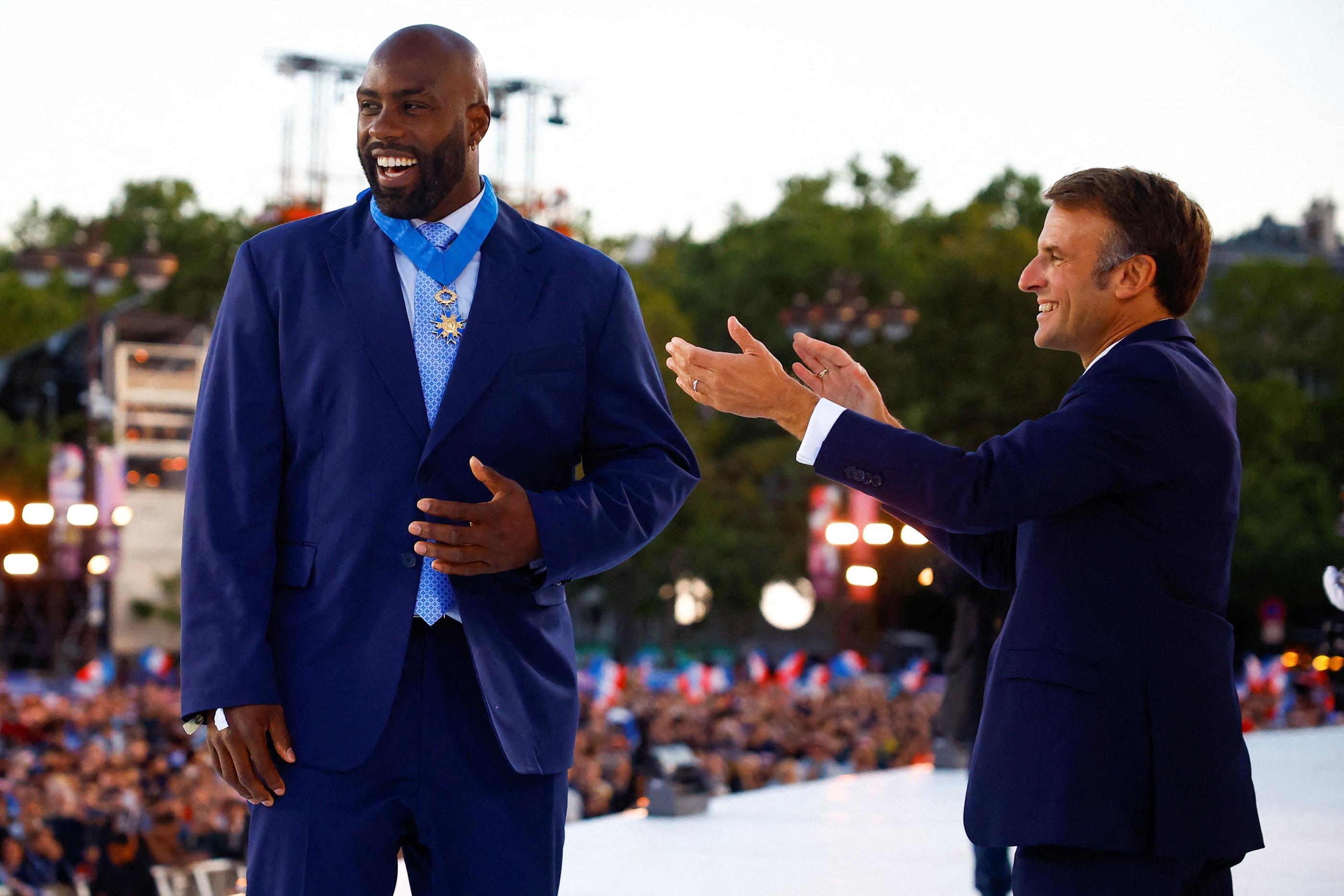 Le président Emmanuel Macron a remis, samedi, la distinction de commandeur de l'ordre du mérite à Teddy Riner à l'occasion d'une cérémonie qui récompensait les médaillés olympiques et paralympiques des Jeux de Paris. AFP/Sarah Meyssonnier