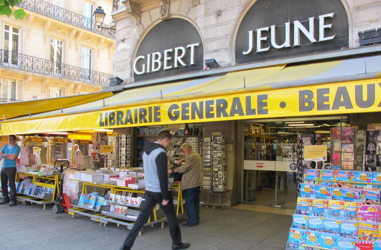 <b></b> Place Saint-Michel (Ve), ce mardi 30 mars. Les boutiques Gibert Jeune ont définitivement baissé pavillon. L'emblème du quartier latin a disparu.
