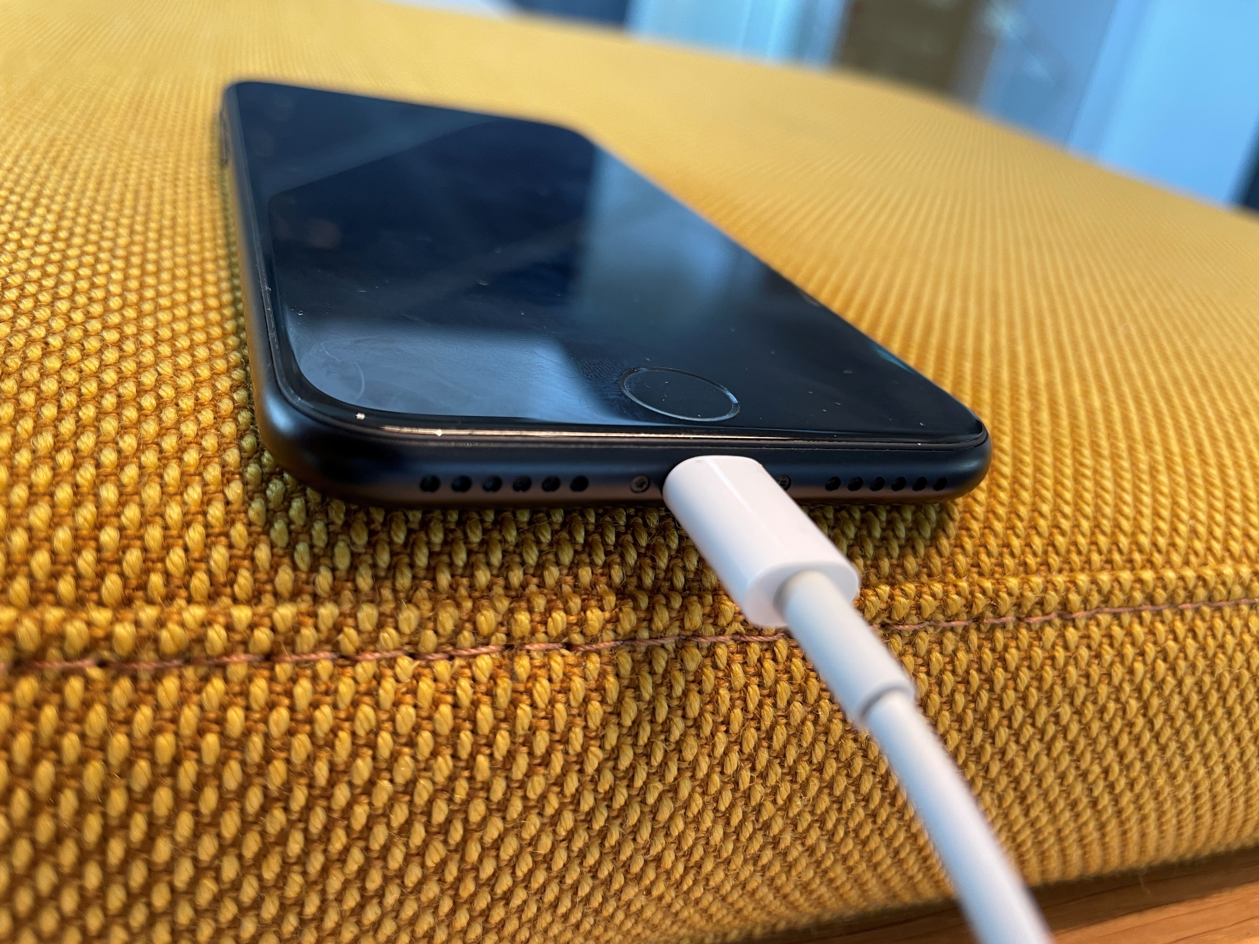 Nouvel iPhone : avec le nouveau port USB-C, faut-il changer tous ses  accessoires ?