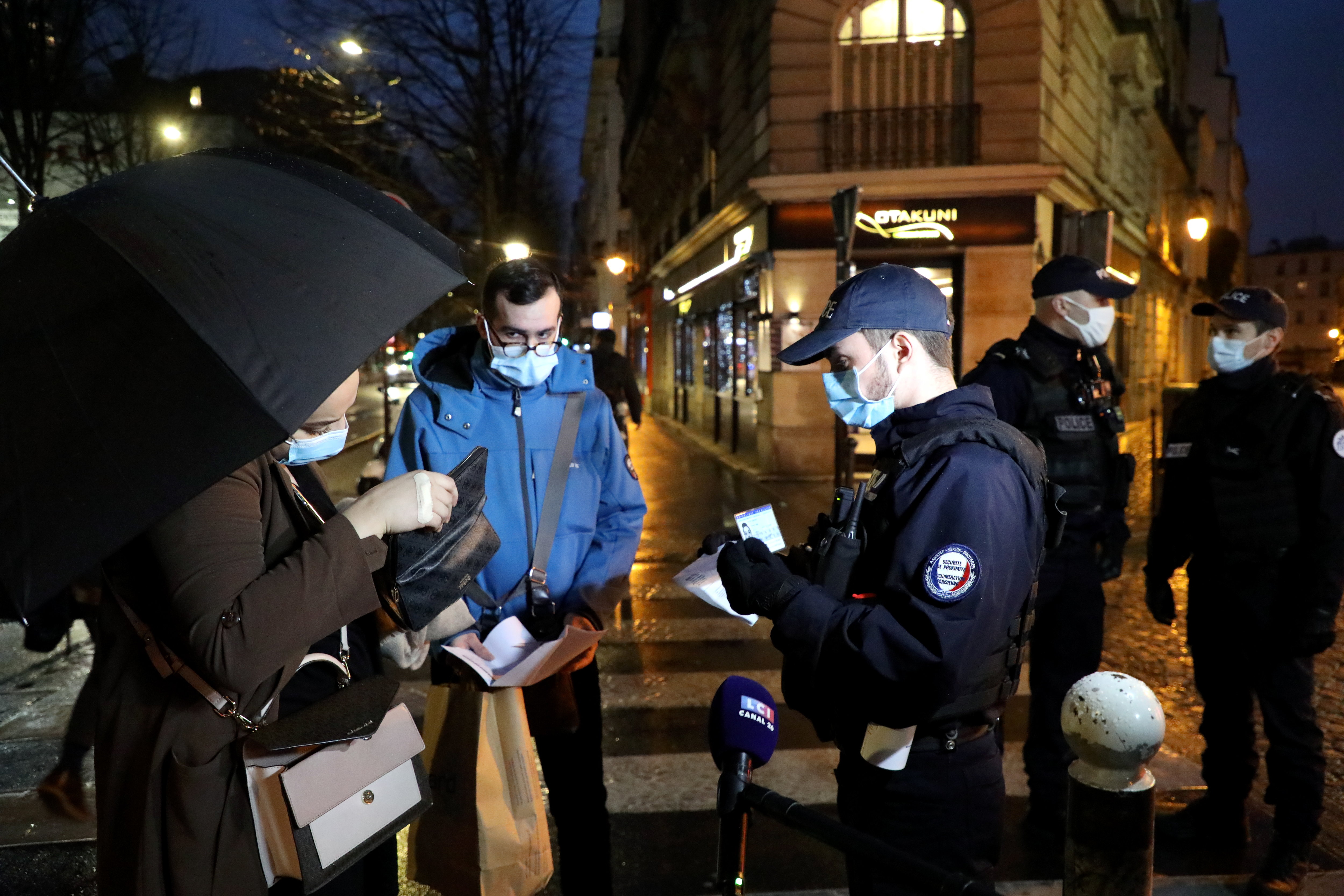 -Vue de l'étranger, la gestion «lunaire» et «absurde» de la France