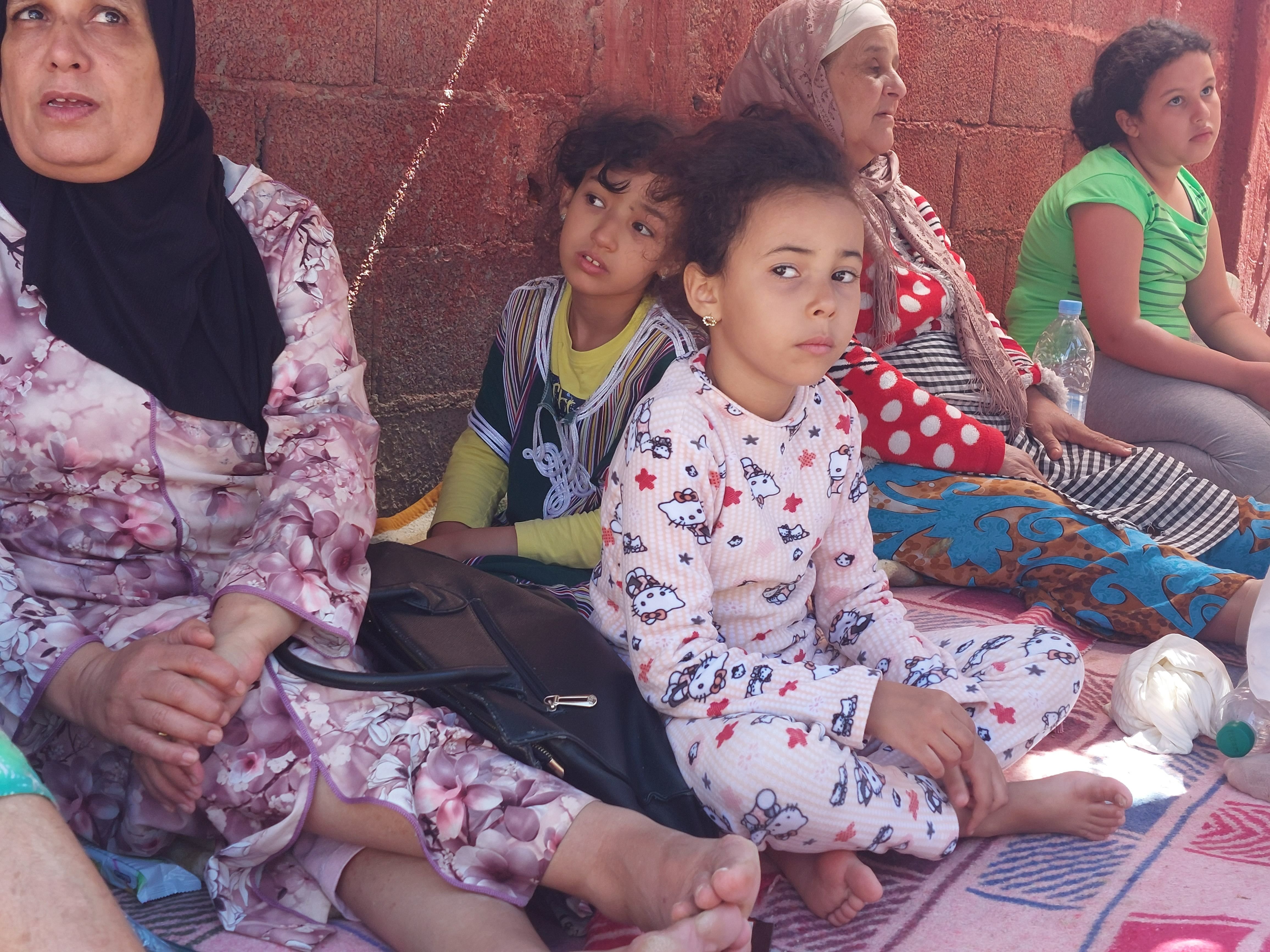 Assise sous une bâche dans la rue, de peur que les répliques ne détruisent les maisons de Moulay Brahim encore debout, Neda, 7 ans, attend que ses parents rentrent d'un village voisin, où sont morts deux grands-oncles et ses deux grands-mères. LP/Christel Brigaudeau