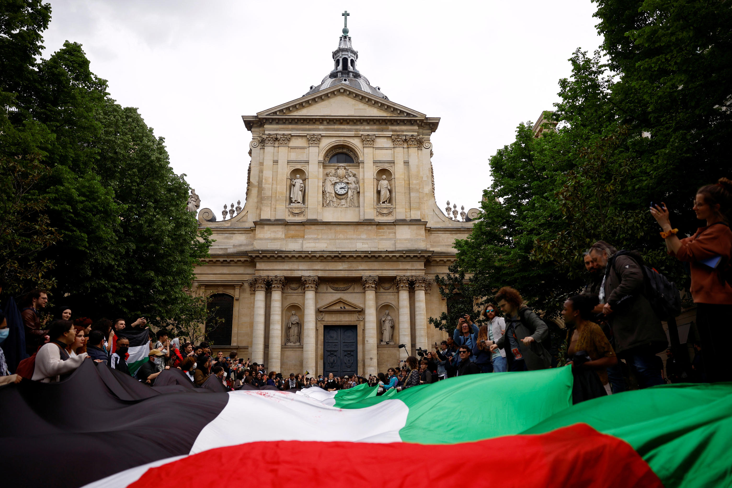 Les étudiants ont déployé un drapeau palestinien géant devant l'université parisienne, ce lundi. REUTERS/Sarah Meyssonnier