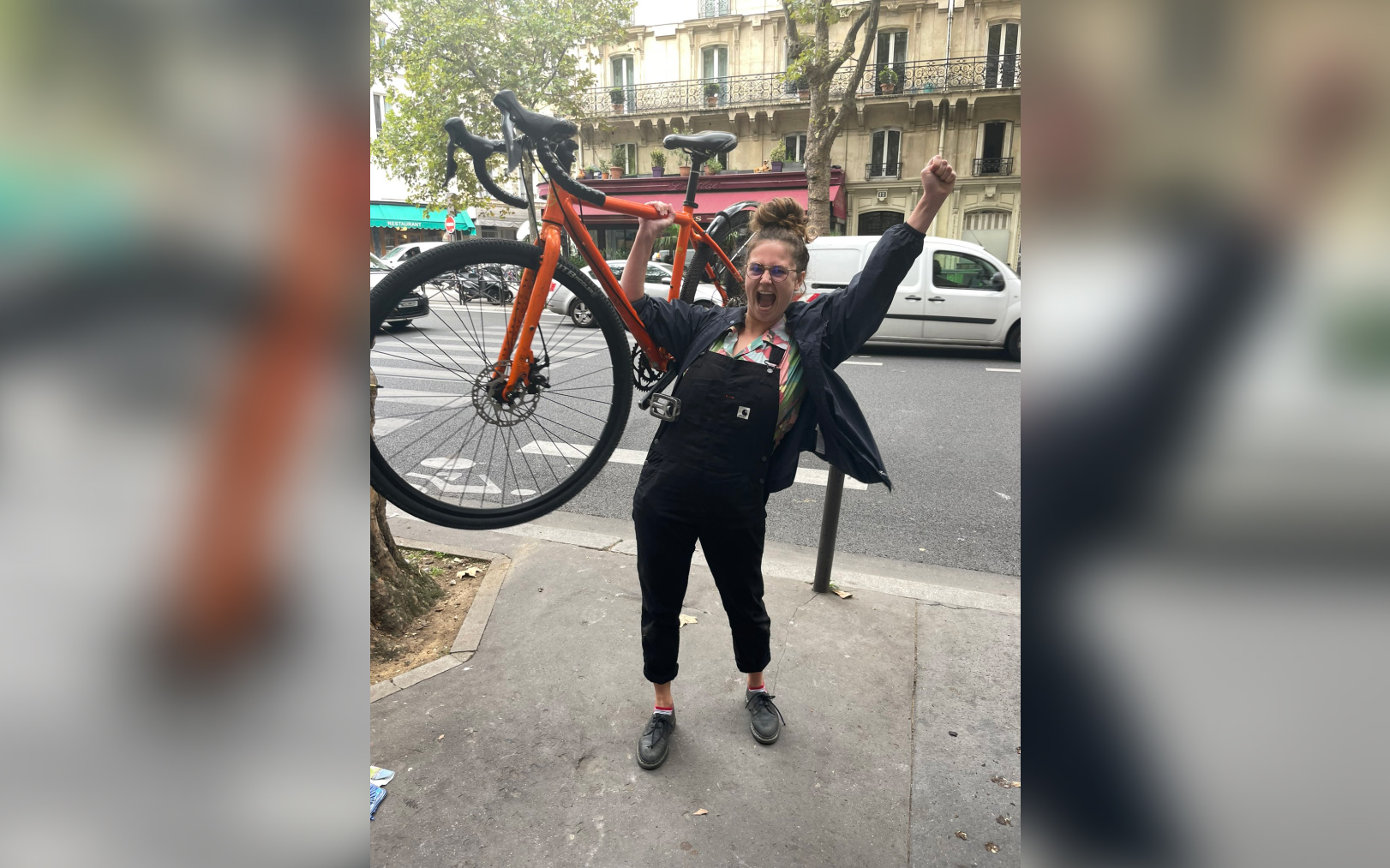 Laura Wojcik, heureuse de retrouver son vélo volé.