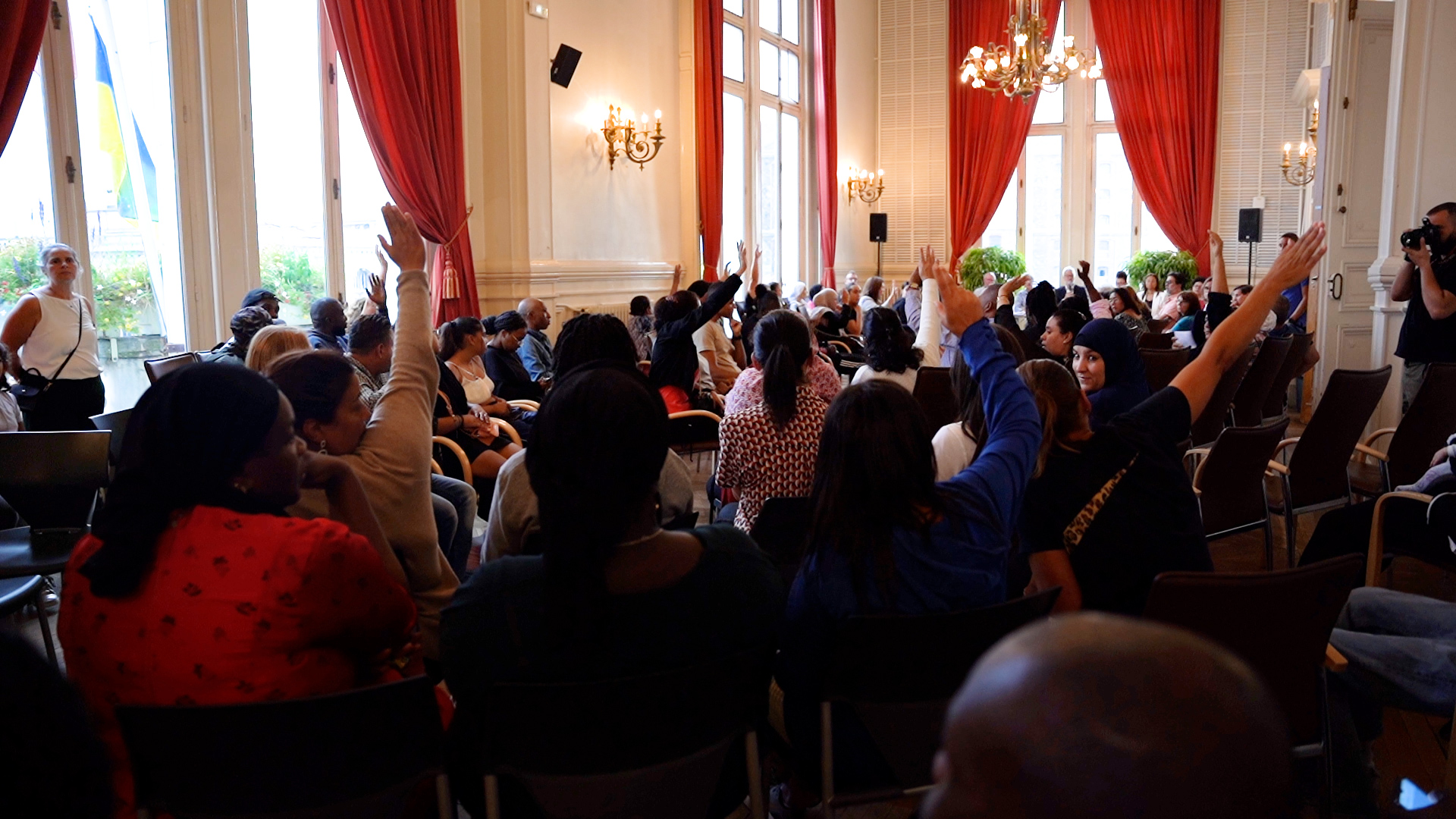 59 jeunes de Corbeil-Essonnes sont toujours sans affectation dans un lycée, deux semaine après la rentrée. La municipalité a convié leurs parents lors d'une réunion le 13 septembre afin de s'organiser pour attaquer en justice l'État.