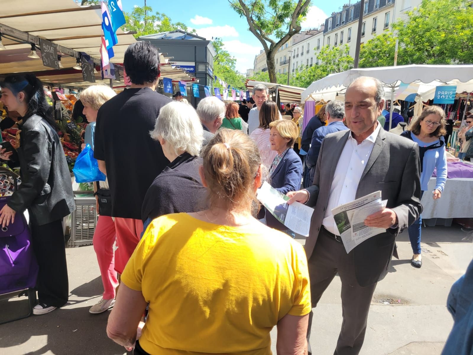 Avenue de la porte de Versailles (XVIe), le 25 juin. Patrick Dray, candidat investi sous l'étiquette LR, se dit «certain d'être au second tour» des élections législatives. LP/Julien Lec'hvien