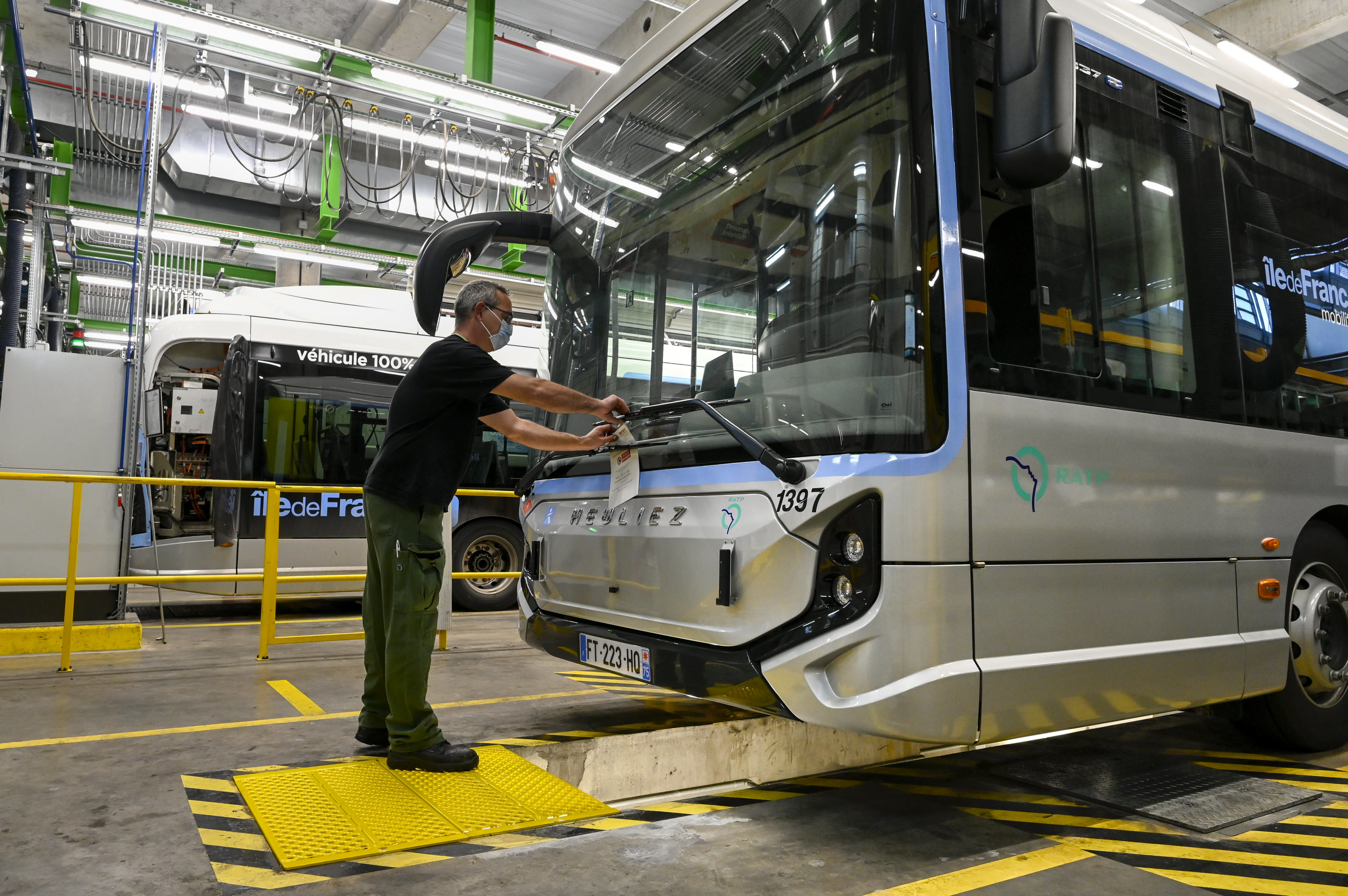 Pourquoi ces fraudes au contrôle technique ? Selon un conducteur de la RATP, « il ne faut pas que les bus restent immobilisés, autrement toutes les rotations ne sont pas assurées ». (illustration) REA/Gilles Rolle