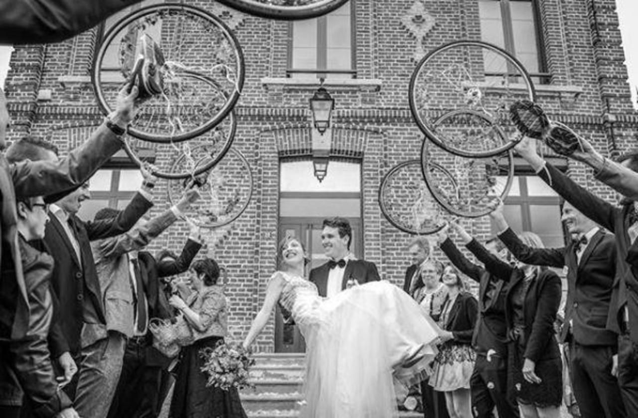 <b></b> Warluis, dimanche. Le champion de France de cyclisme Arnaud Démare s’est marié dans sa commune d’origine.