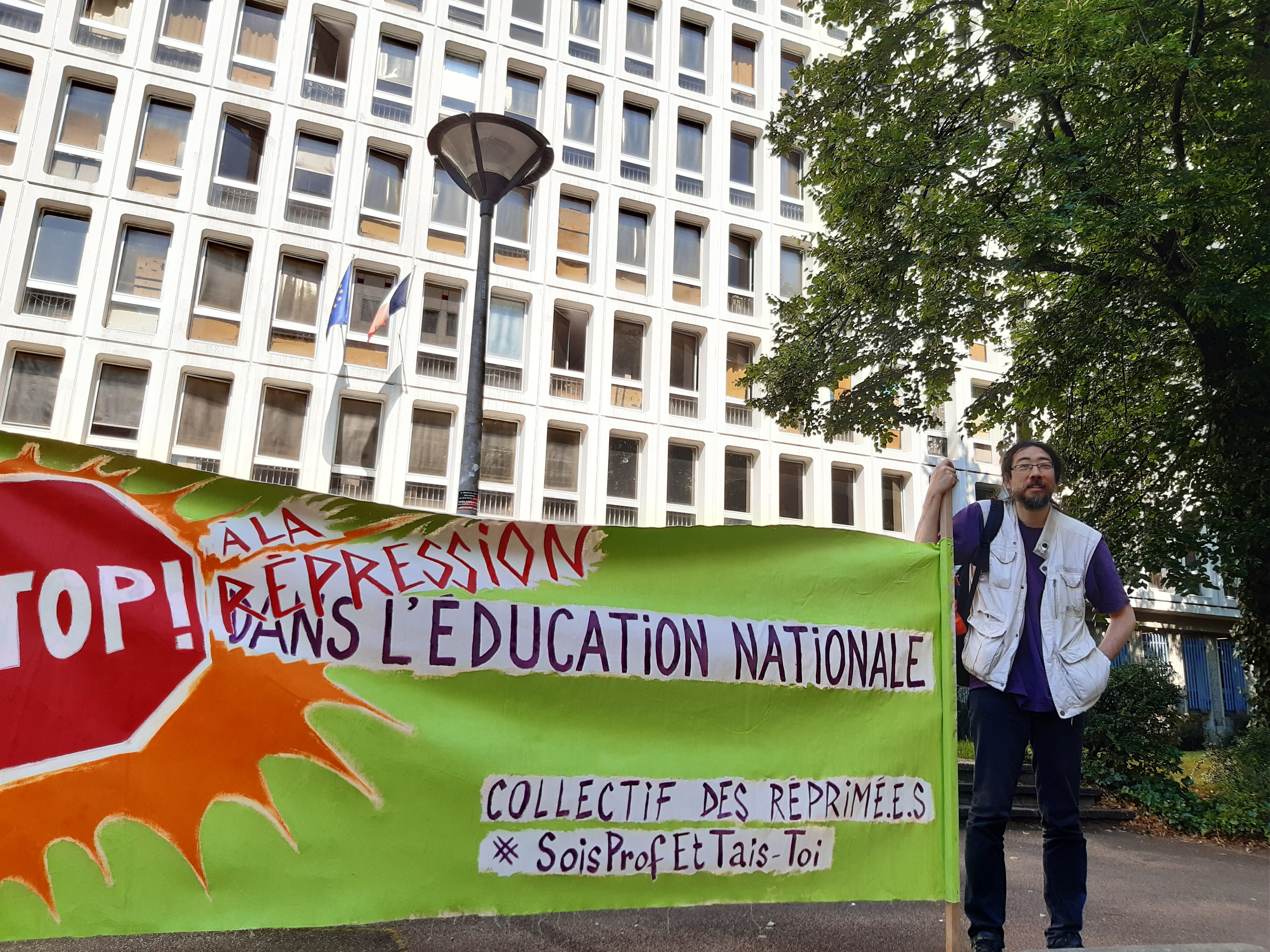 Le professeur de maths, Kai Terada (ici devant le rectorat de Créteil le 14 juin 2023 en soutien à un documentaliste d'un lycée de Saint-Denis), dénonce des propos «mensongers» à son encontre. LP/M.L.
