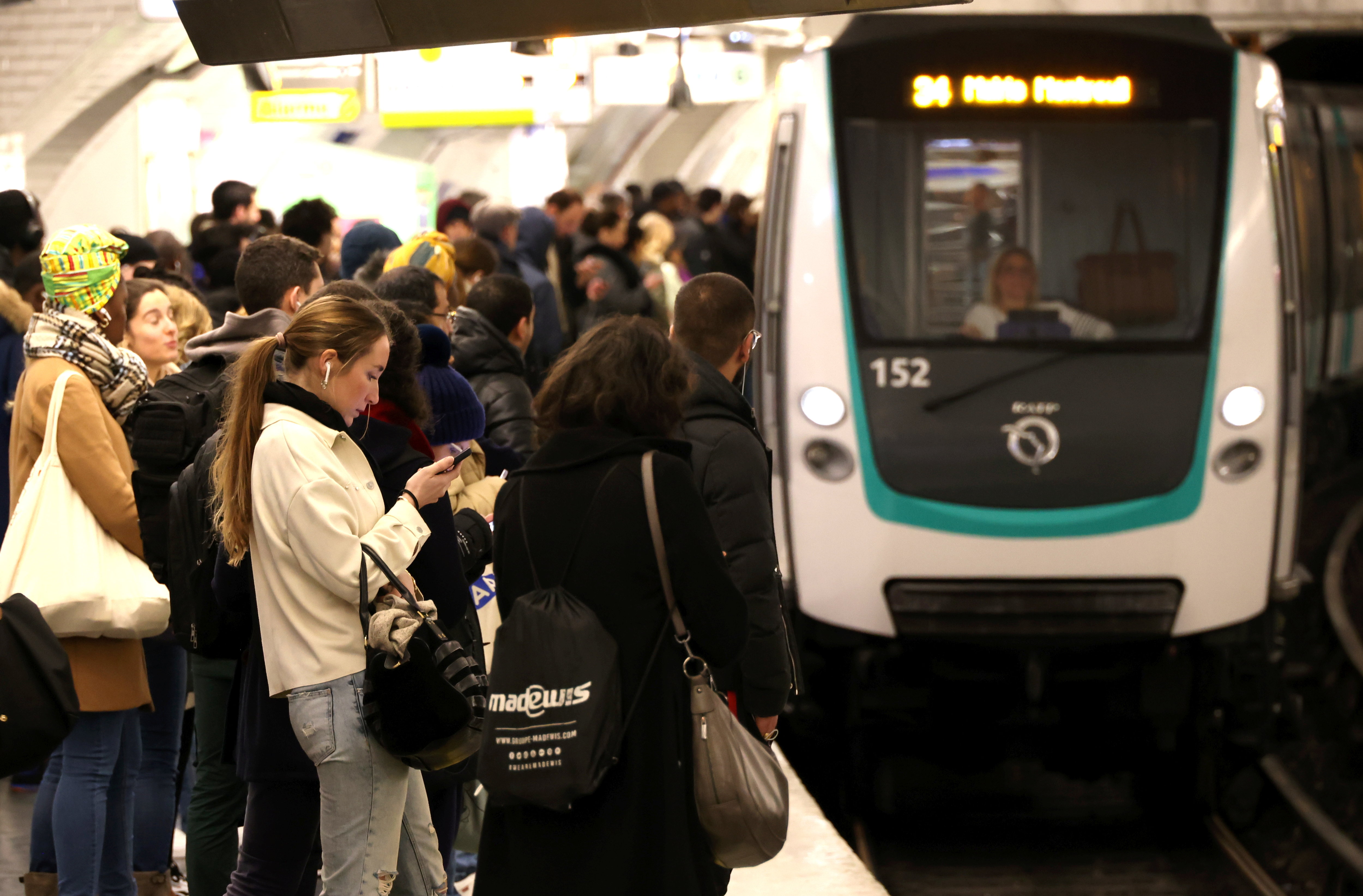Les rares lignes de métro, de trains et de RER, qui fonctionnaient le jeudi 23 mars ont connu une affluence record. La situation devrait s'améliorer sur l'ensemble du réseau ce vendredi. 
Photo : Delphine Goldsztejn