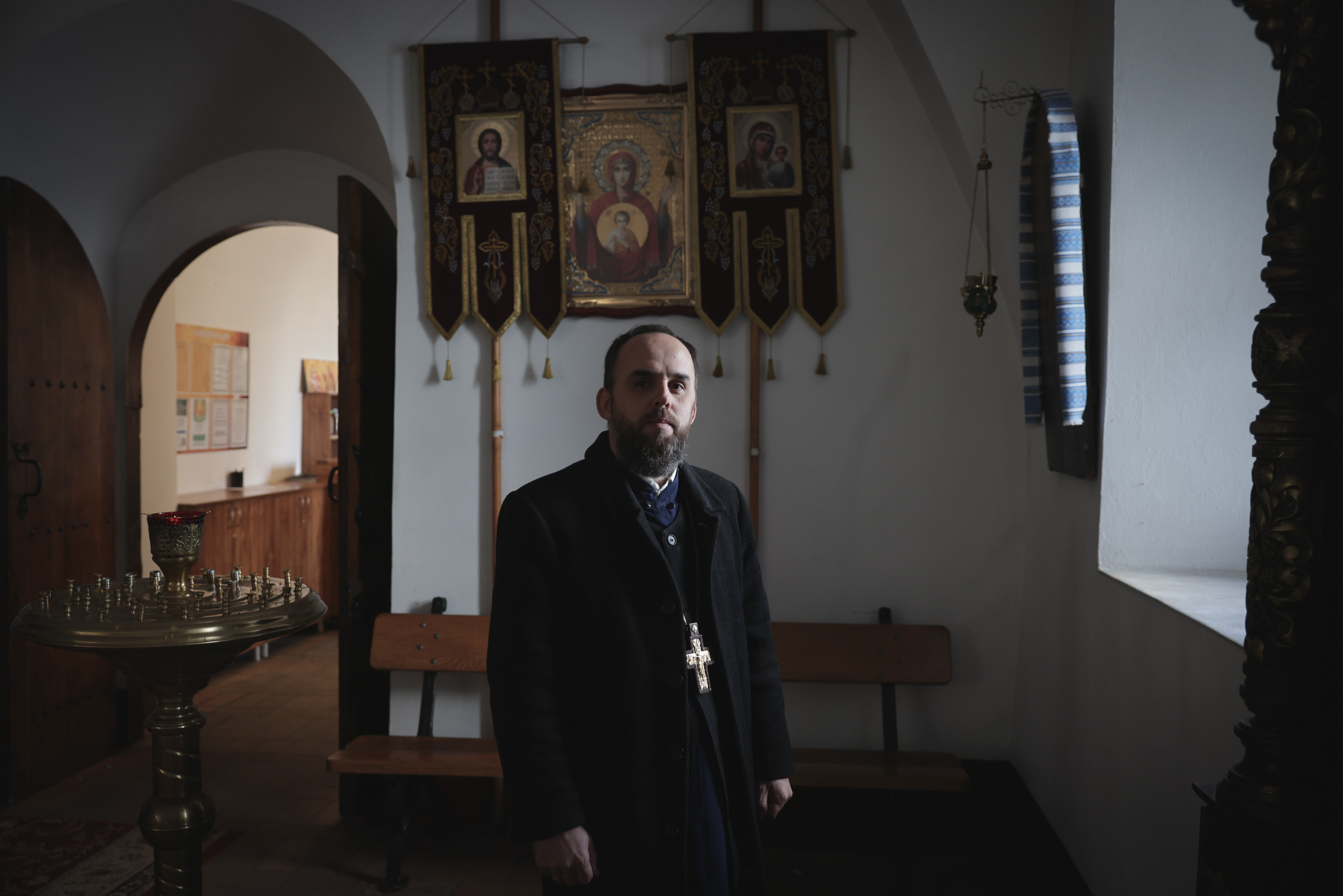 Le père Pavlo (ici dans son église Sainte-Sophie, à Kiev, ce vendredi) tient un discours très critique envers le Patriache Kirill, chef de l’Église orthodoxe de Russie. LP/Philippe de Poulpiquet