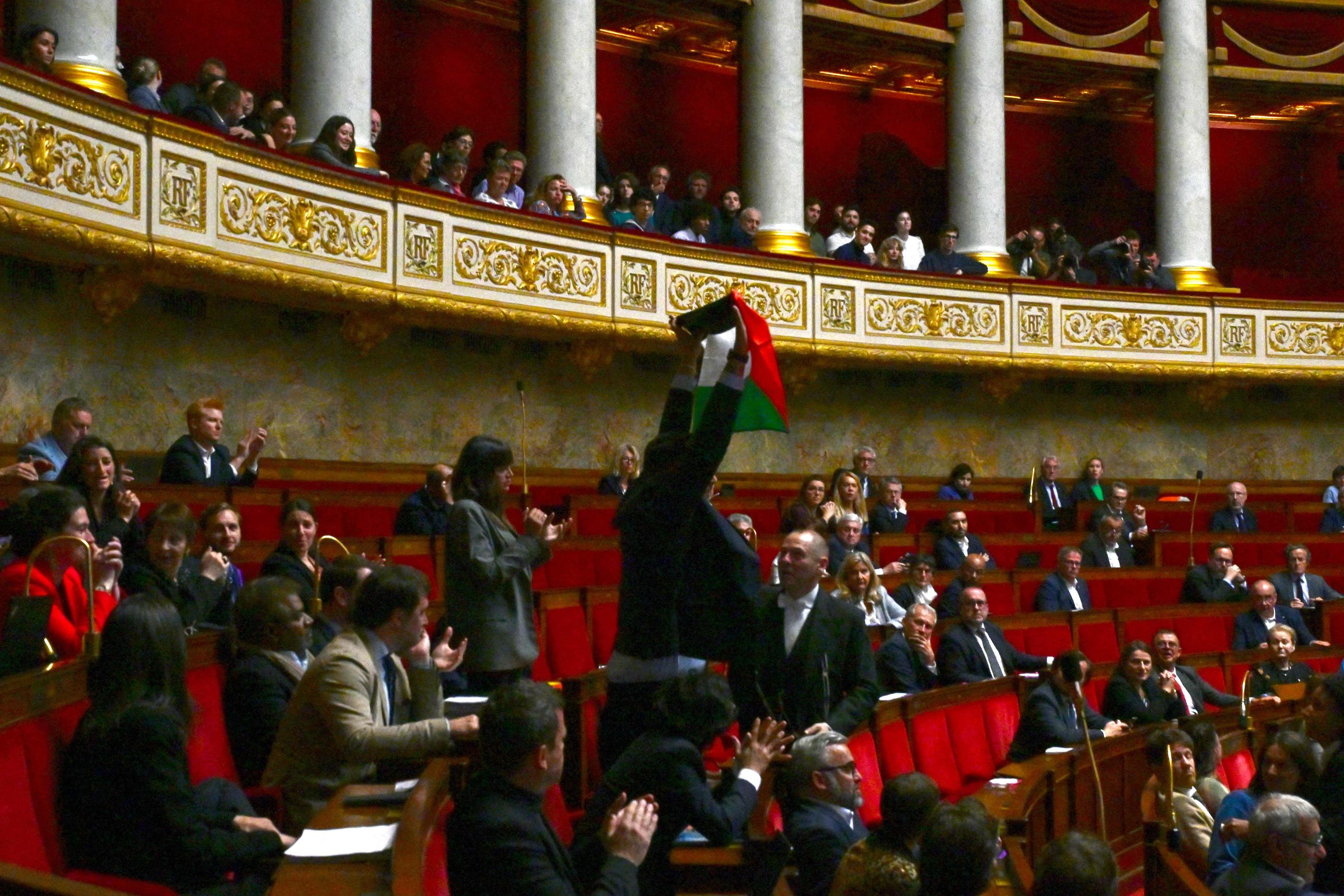 En pleine séance de questions aux gouvernement, le député LFI Sébastien Delogu a brandi un drapeau palestinien. AFP/Miguel Medina