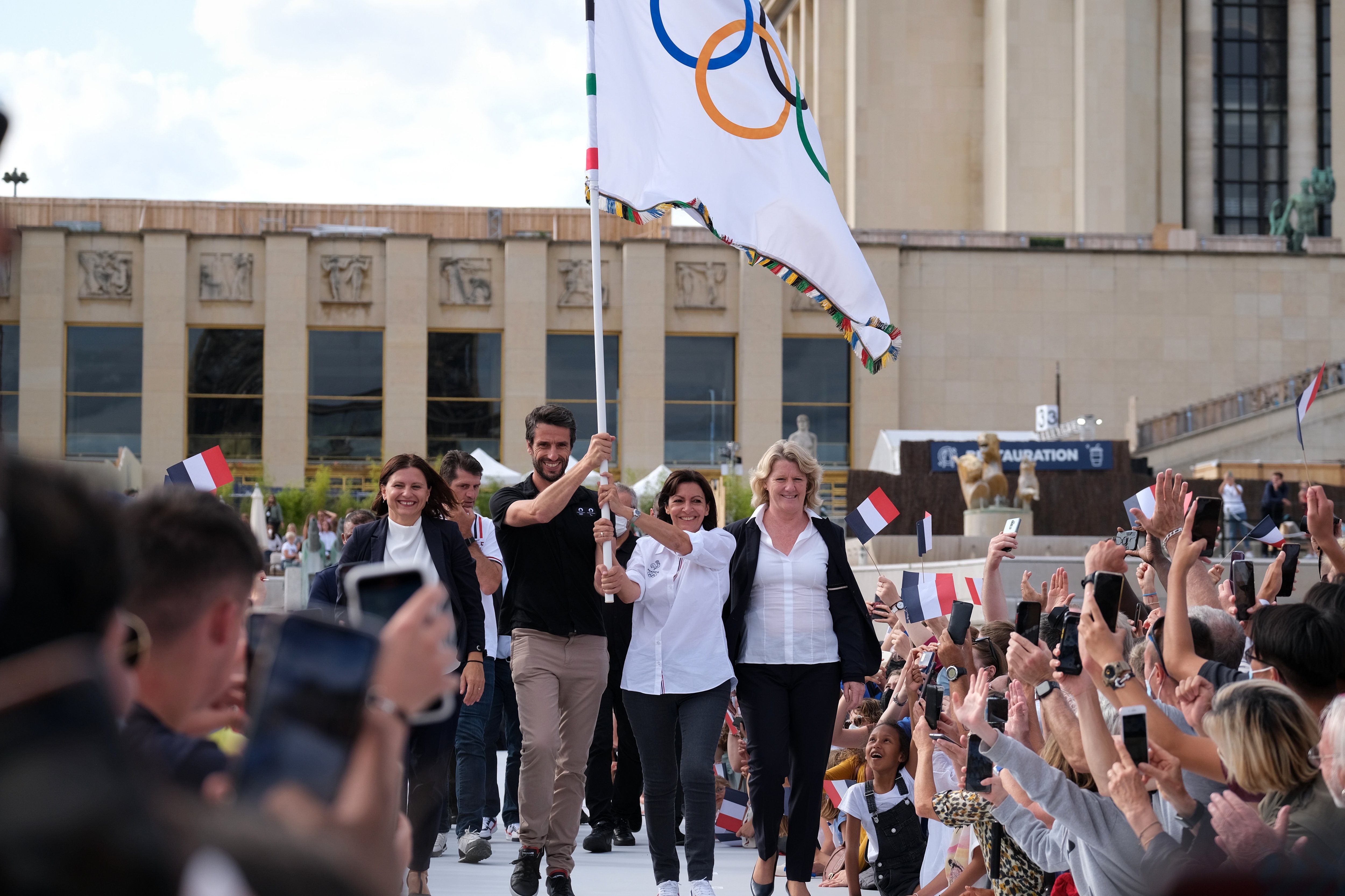 L'IMAGE. Les drapeaux des Jeux olympiques de Paris 2024 en escale à Rouen