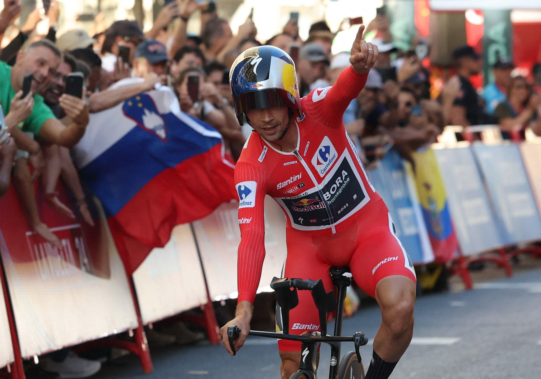 Primoz Roglci célèbre sa quatrième victoire finale sur le Tour d'Espagne. Reuters.