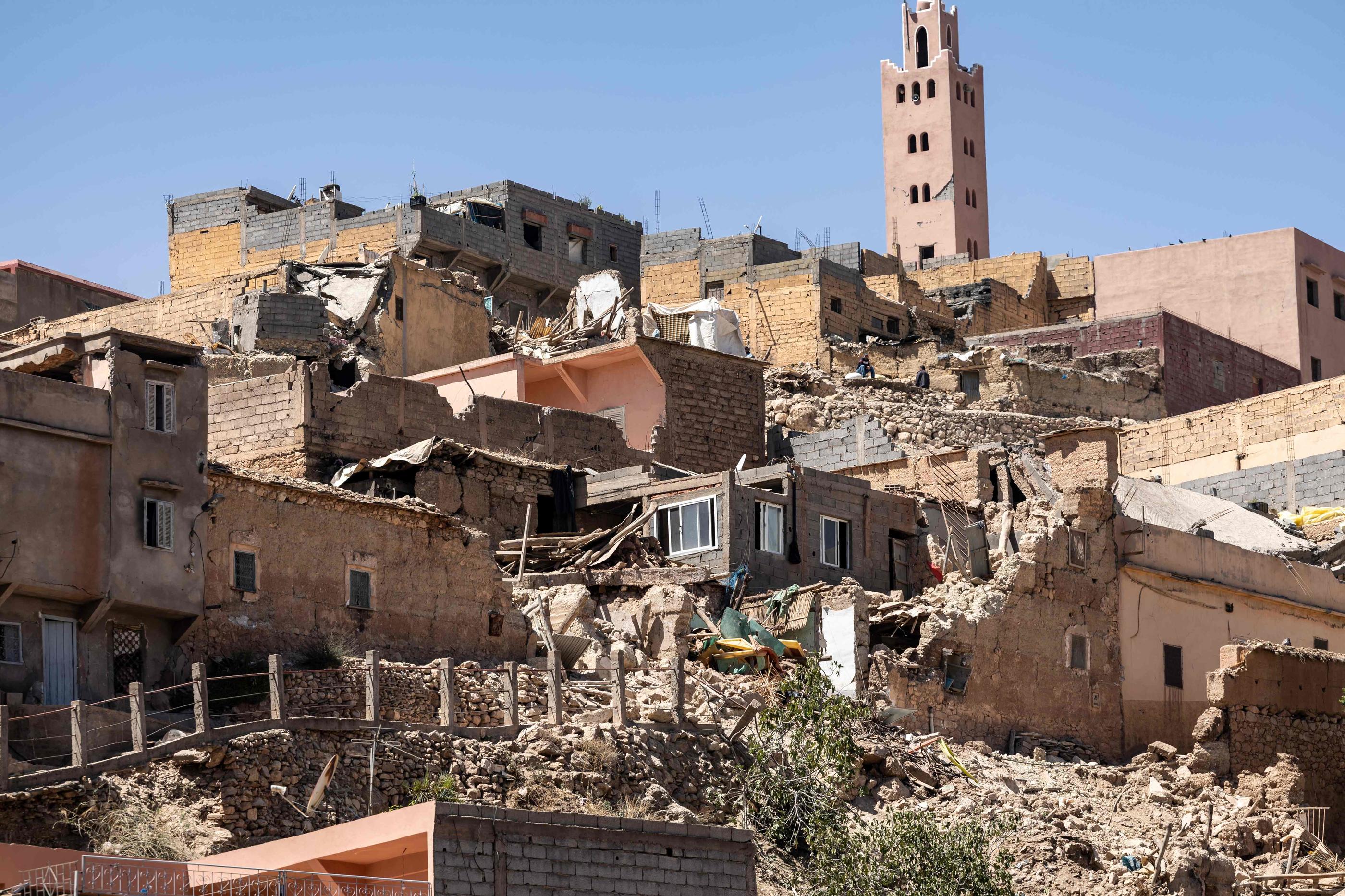 À Moulay Brahim, dans la province d'Al-Haouz, seul le minaret de la mosquée semble avoir été épargné par les secousses sismiques. Mais on craint des répliques. AFP/Fadel Senna