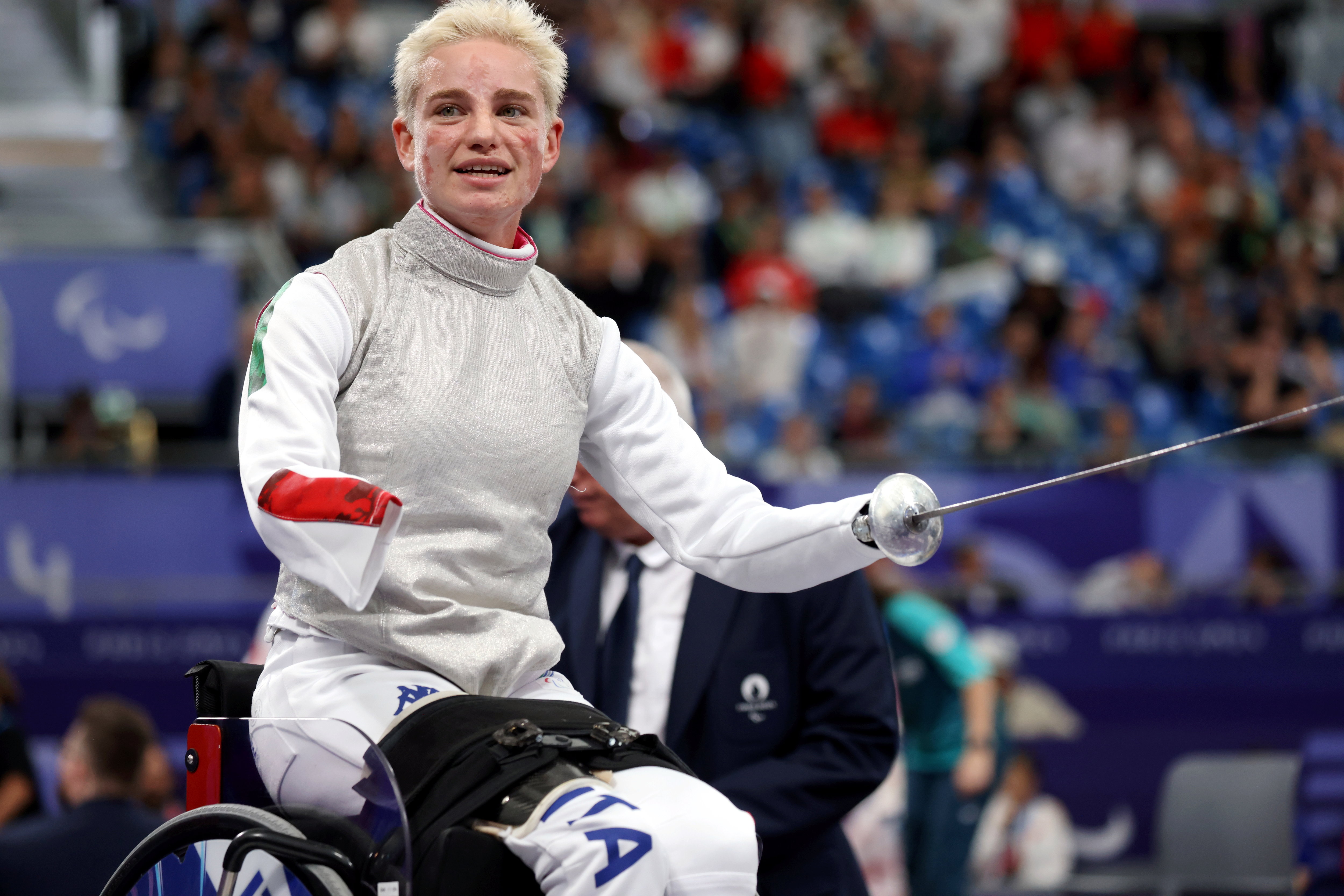 Bebe Vio a parue effondrée après avoir perdu en demi-finales d'escrime fauteuil (fleuret catégorie B) aux Jeux paralympiques de Paris. LP/Jean-Baptiste Quentin