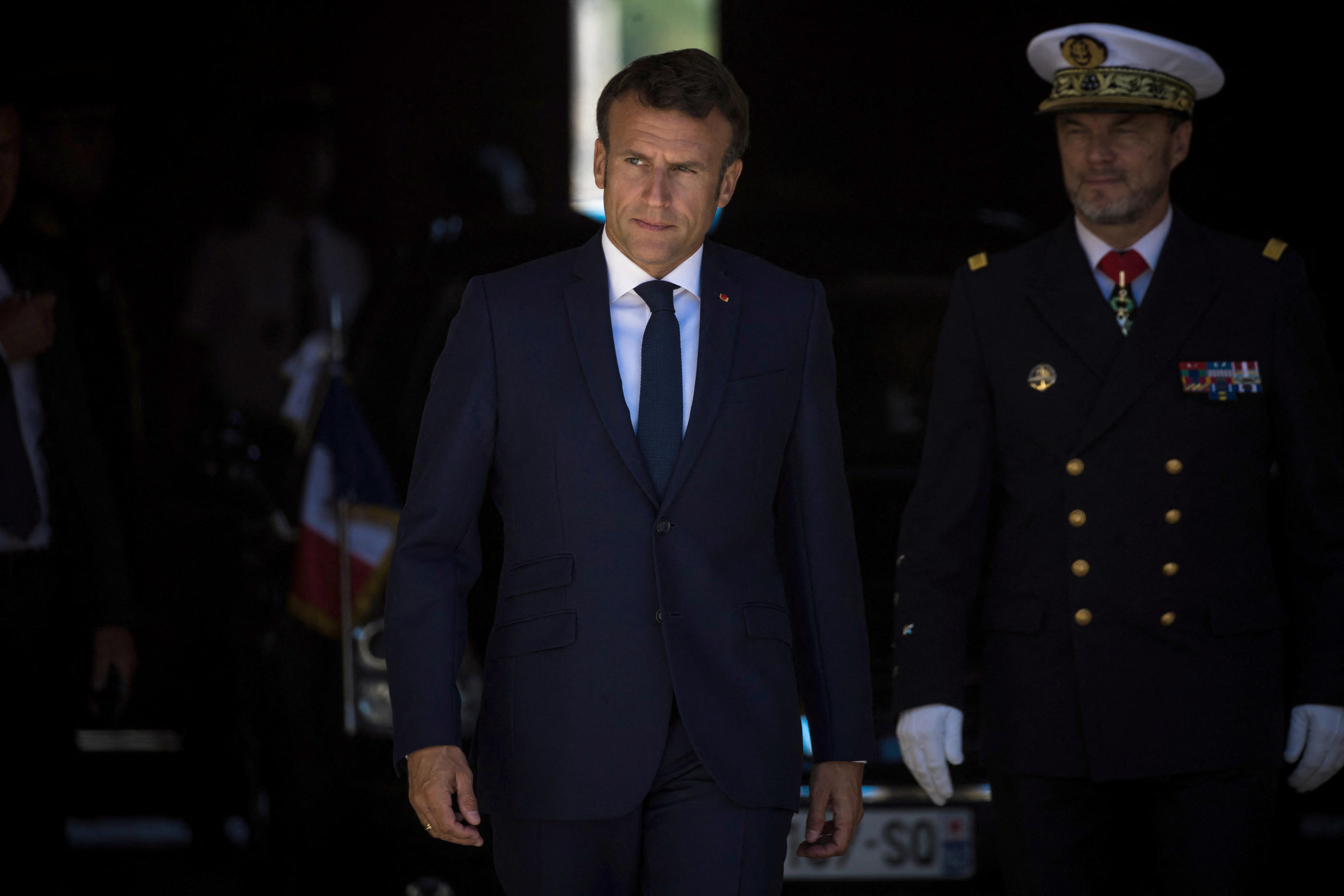 Emmanuel Macron assiste à une cérémonie militaire de «prise d'armes» à l'Hôtel des Invalides à Paris, le 11 juillet 2022. REUTERS/Christophe Petit Tesson