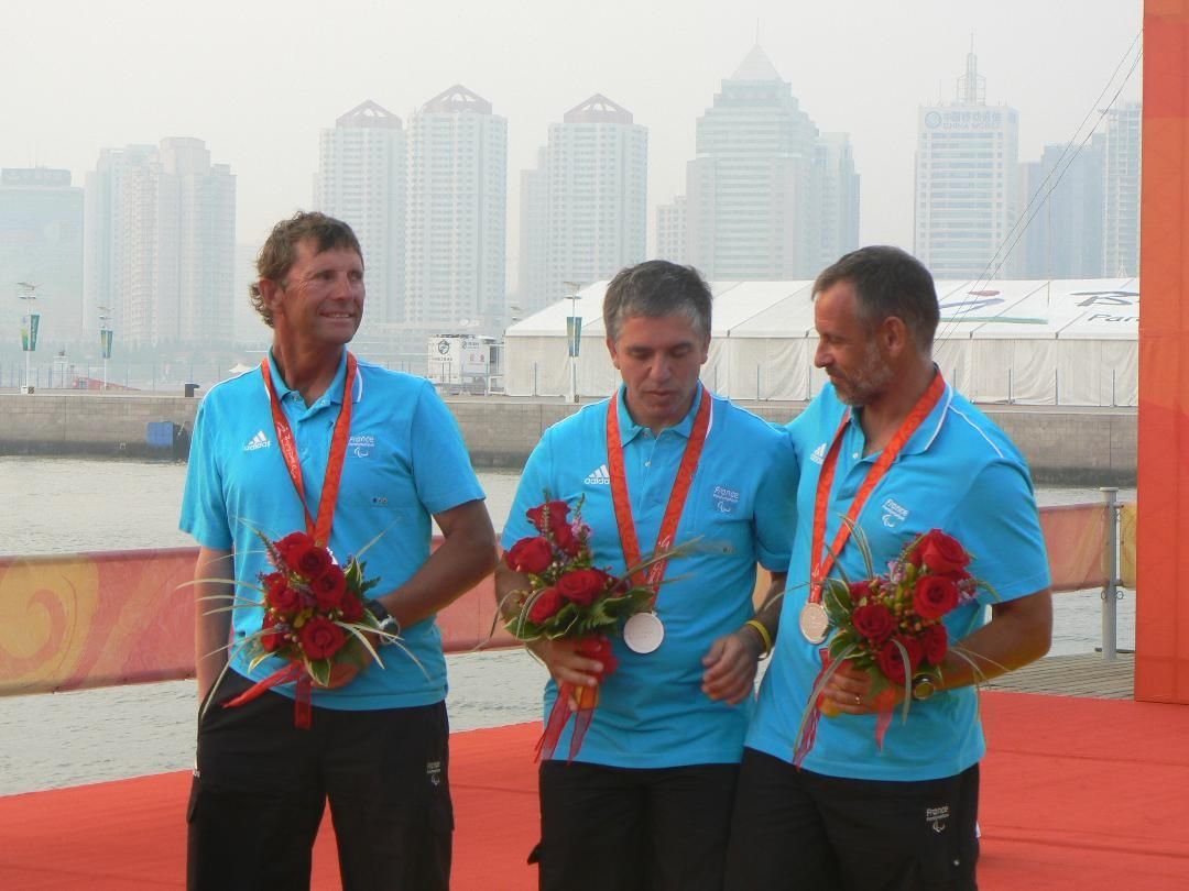 Hervé Larhant (à droite) en compagnie de ses co-équipiers,Nicolas Vimont-Vicary, et Bruno Jourdren aux Jeux de Pékin. DR