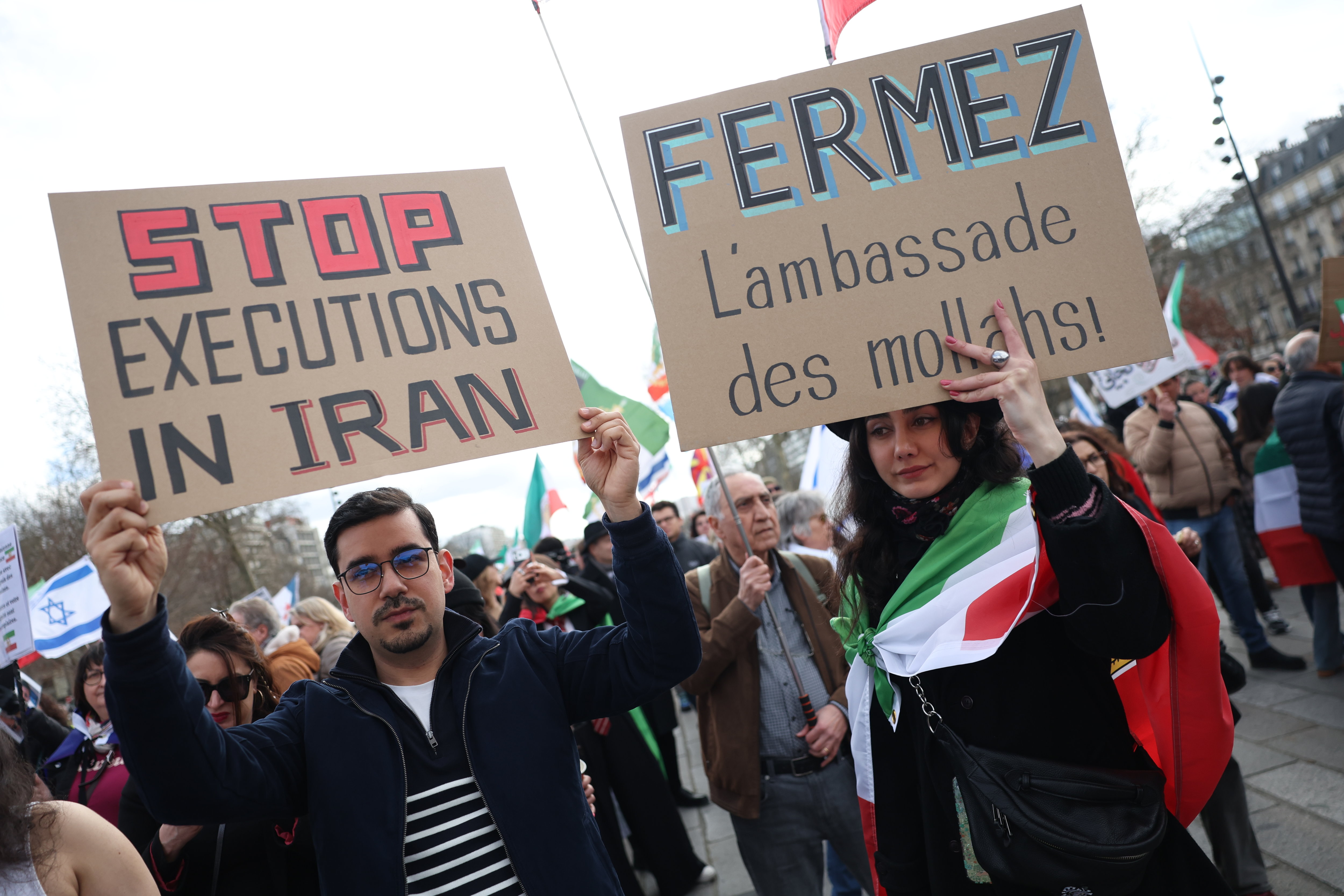 On espère que c'est la fin de 50 ans d'horreur » : les Iraniens entre joie et inquiétude après la mort de Khamenei - Le Parisien