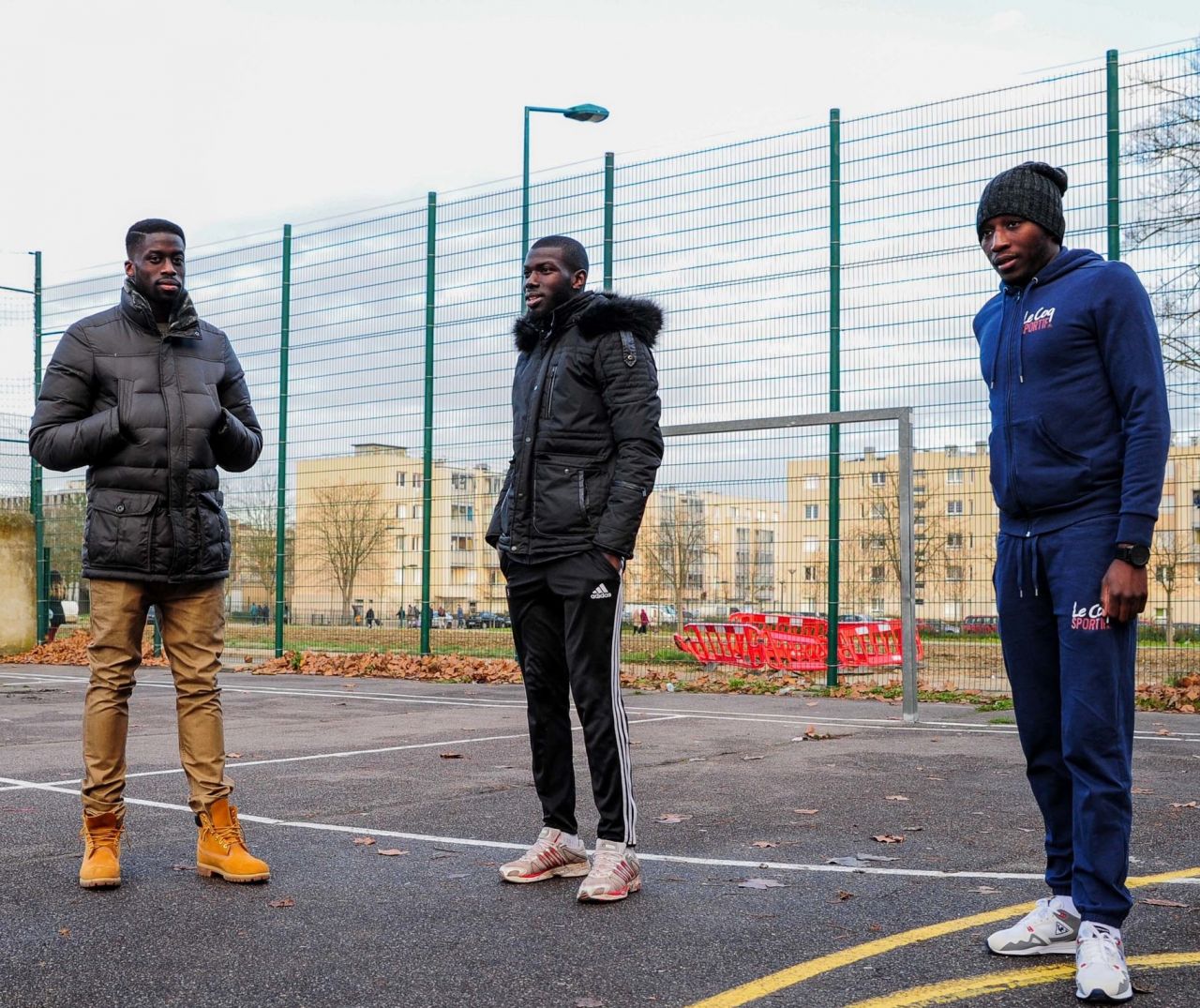 París, Francia - 21 de mayo de 2016: la gente en cola Les Journees