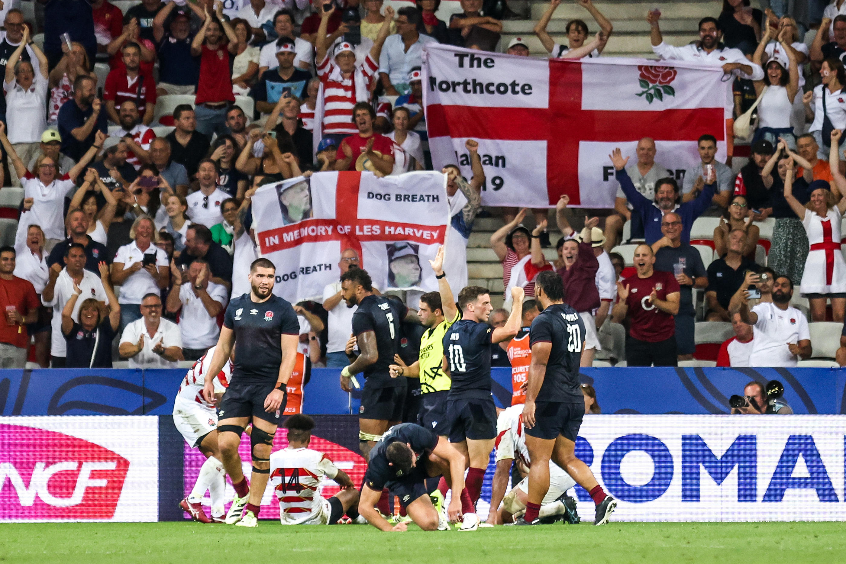 Les Anglais célébrant leur quatrième essai, celui du bonus offensif face au Japon, ce dimanche soir à Nice, devant leurs fans. Icon Sport/Johnny Fidelin