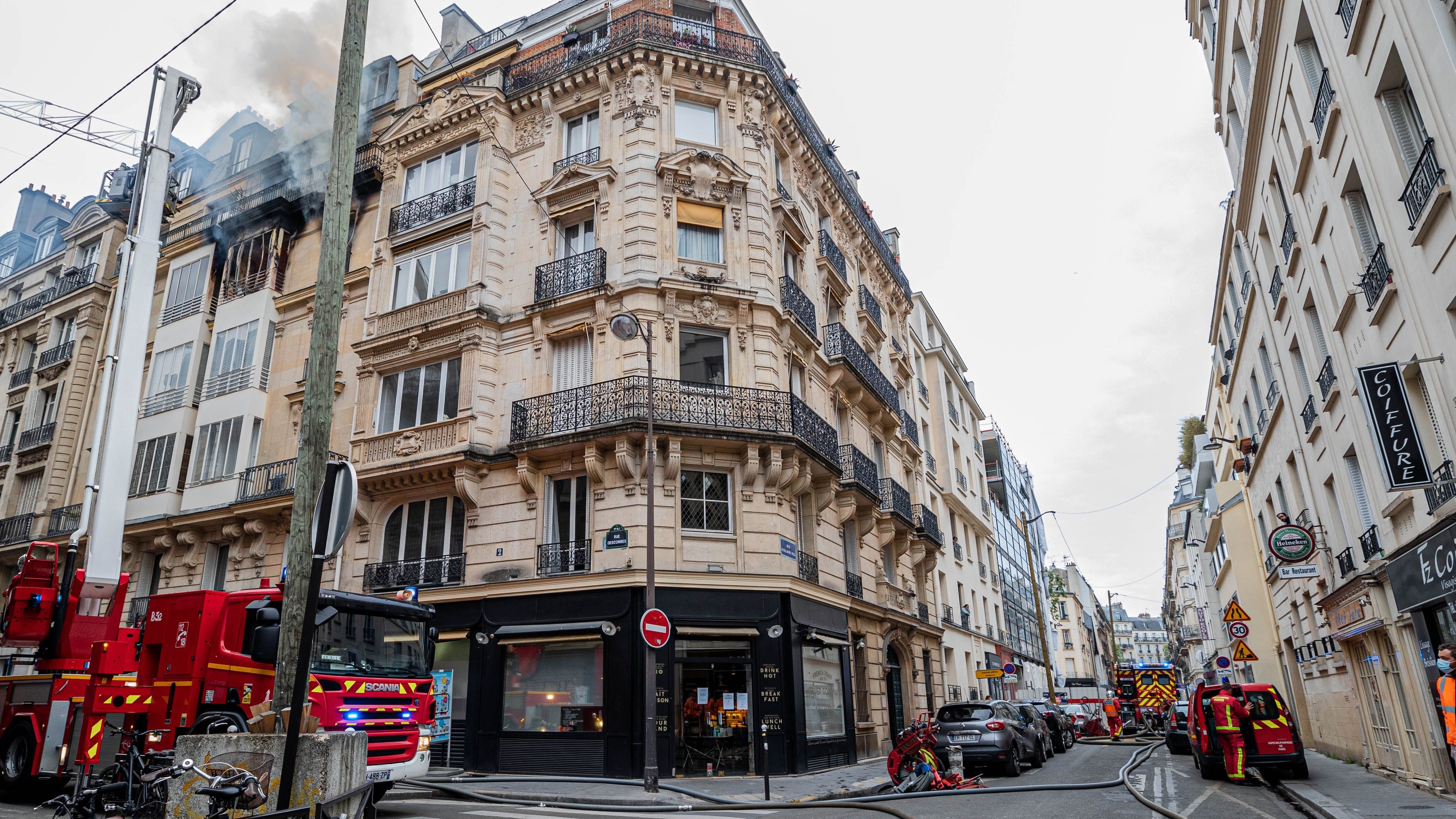 Paris (XVIIe), ce vendredi. Les pompiers ont procédé à cinq sauvetages dans l'incendie d'un appartement. BSPP/Soline Laplace