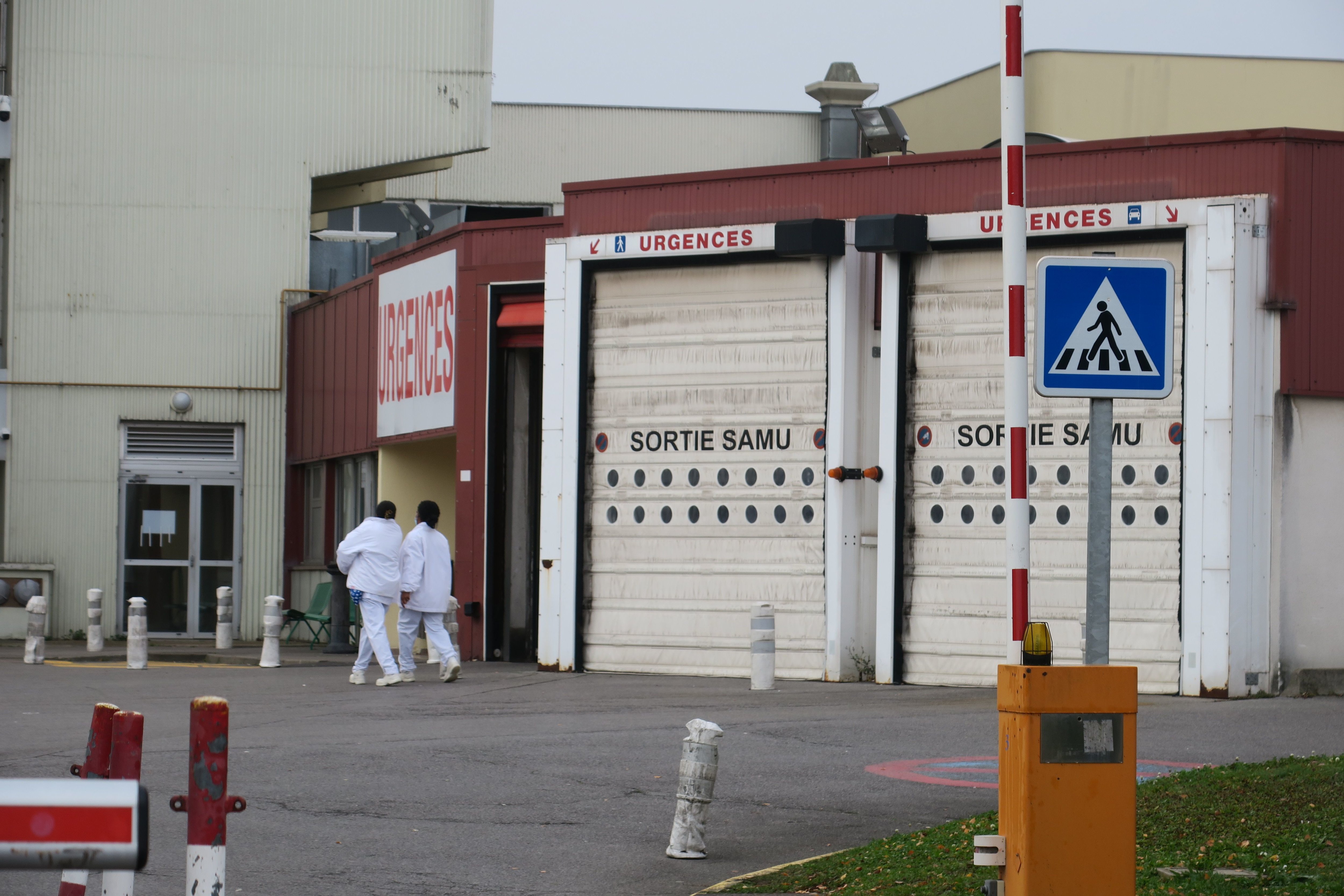 À Creil (Oise), plusieurs infirmières sont en grève, poussées à bout par leurs conditions de travail, épuisées physiquement mais aussi psychologiquement. LP/Simon Gourru