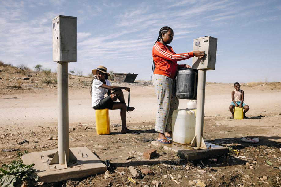 À Windhoek, Sakaria Vistoria Beauty, 24 ans, remplit son bidon. L’eau de la capitale namibienne provient en partie de l’usine de recyclage de la ville. LP/Arnaud Dumontier