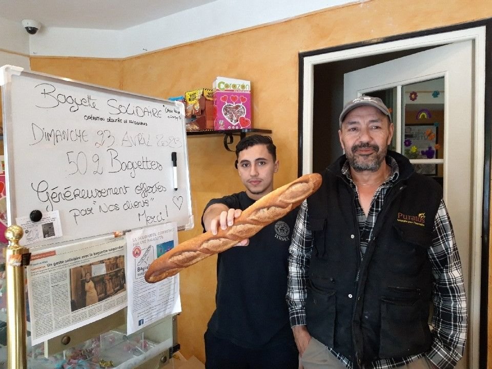 Vaux-le-Pénil, le 23 avril. Patron de la boulangerie la Tradi du centre, Mohamed Ahgour (ici avec son fils Sofiane) affiche déjà 502 baguettes solidaires achetées depuis un mois par des clients généreux. LP/Sophie Bordier