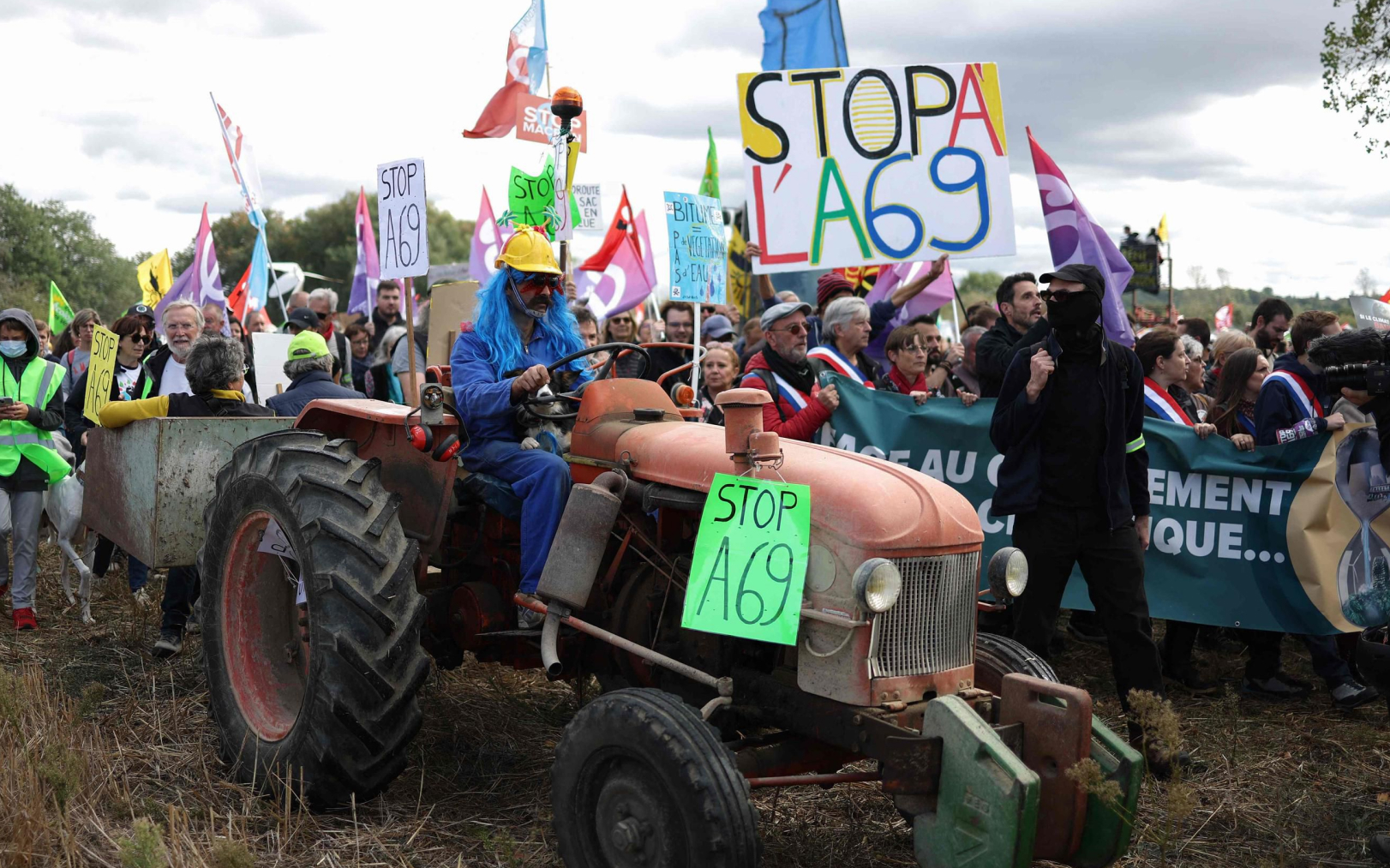 Des activistes rassemblés à Saïx (Tarn) le 21 octobre dernier, pour protester contre le projet d’autoroute A69 entre Toulouse et Castres. AFP/Charly Triballeau