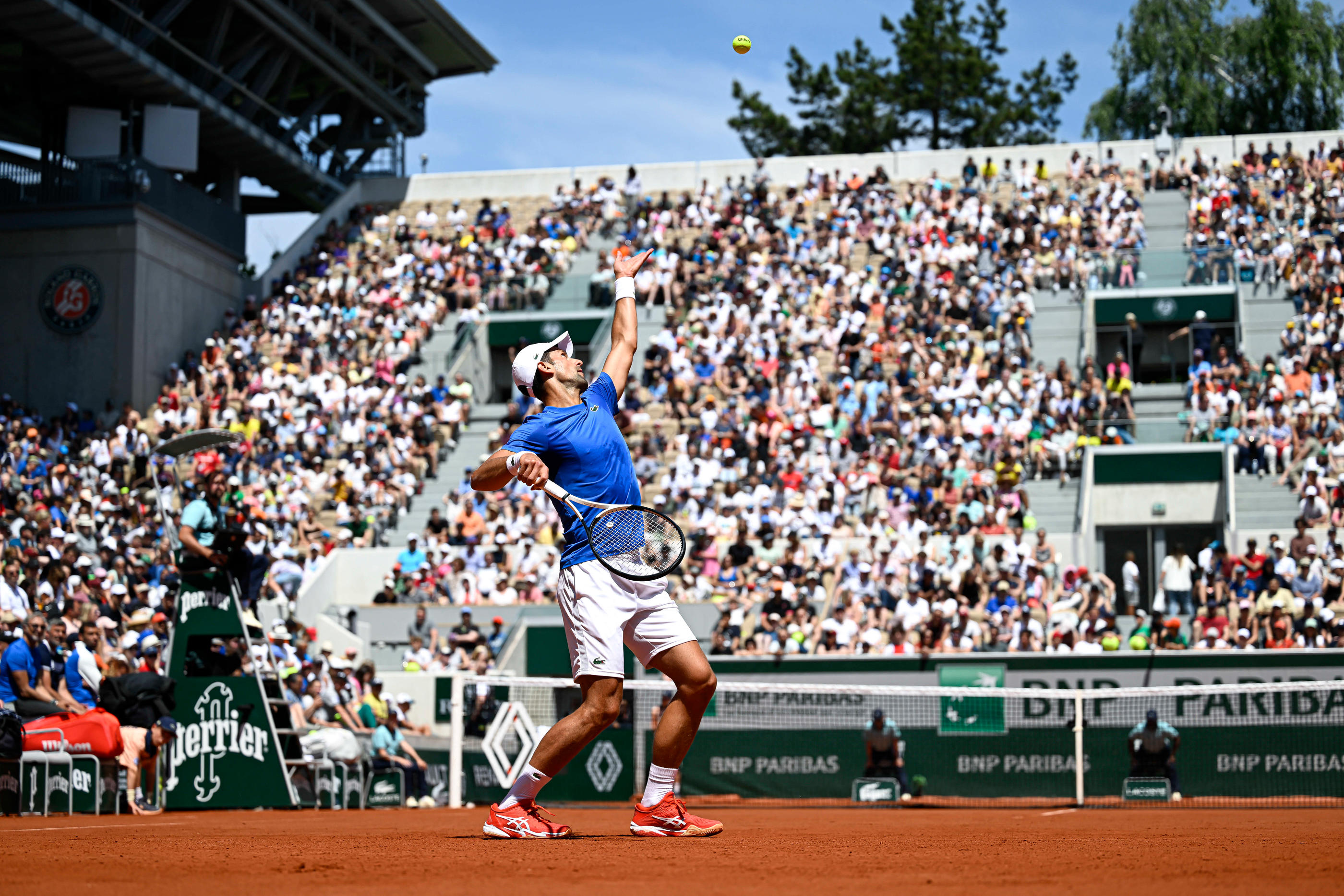 Tout là-haut, dans le ciel de Roland-Garros, il y a un 23e titre majeur à aller chercher pour Novak Djokovic... Abaca/Icon Sport/Joly Victor
