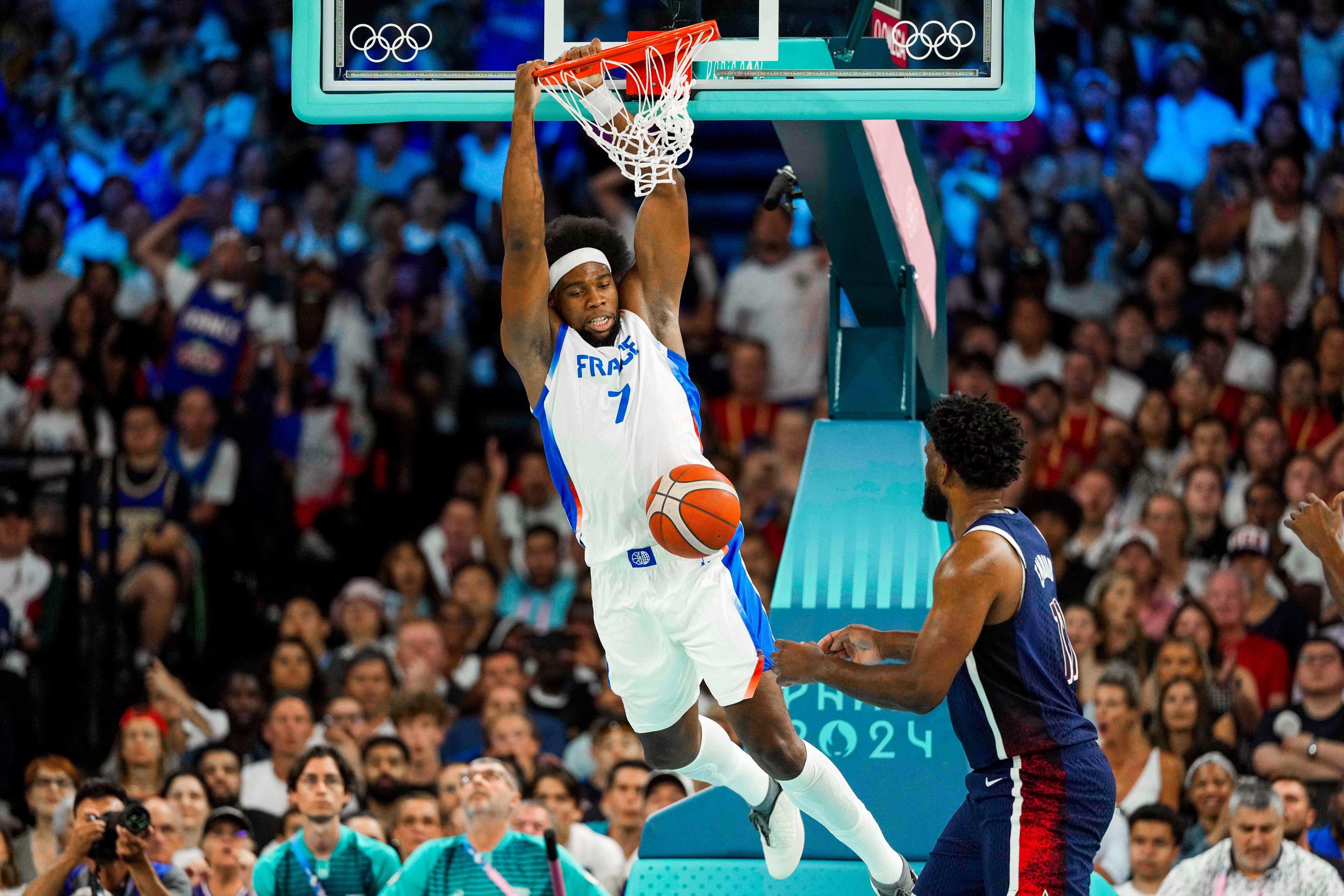 Guerschon Yabusele arrive revanchard en NBA, cinq ans après avoir quitté la ligue au terme d'une première expérience ratée à Boston. Il retrouvera à Philadelphie un certain Joel Embiid (à droite), opposé aux Bleus en finale des JO. Icon Sport/Kyle Terada