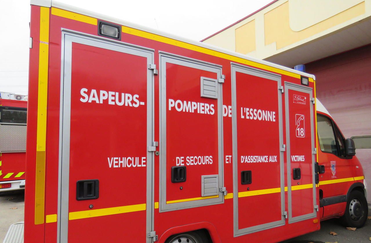 <b></b> Illustration. 35 pompiers venus de 14 centres de secours ont porté assistance aux huit blessés dans cet accident de la route. 