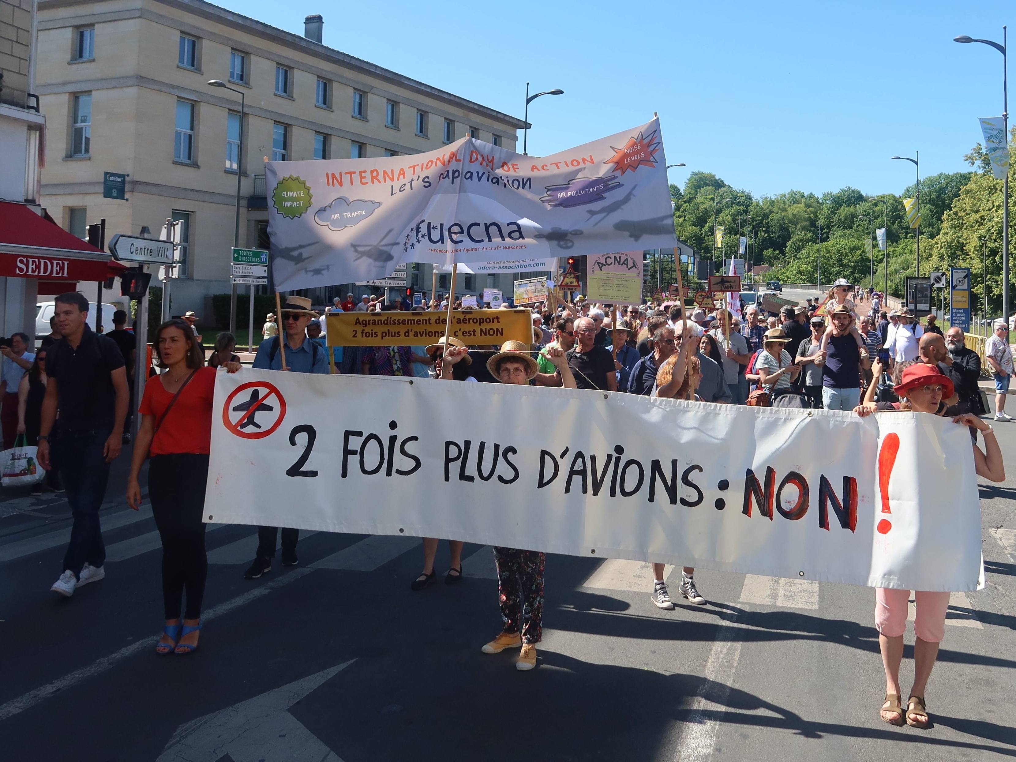 En juin dernier, près de 400 personnes étaient réunies à Beauvais pour protester contre le projet d'extension de l'aéroport. (Archives) LP/Simon Gourru