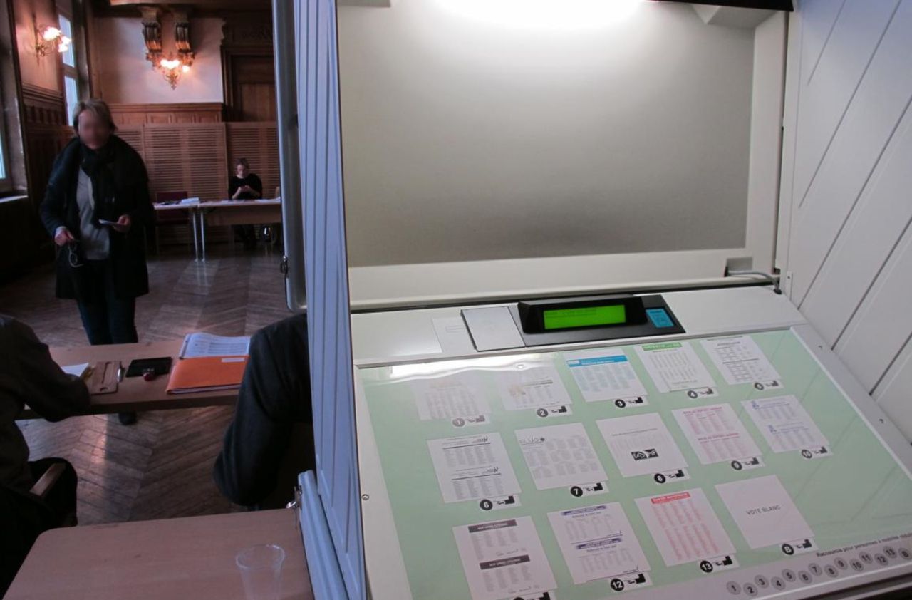 <b></b> Colombes, en 2015. Pour les villes qui en sont équipées, les machines à voter permettent d’éviter la manipulation de bulletins et de limiter les risques d’une concentration de personnes lors du dépouillement.
