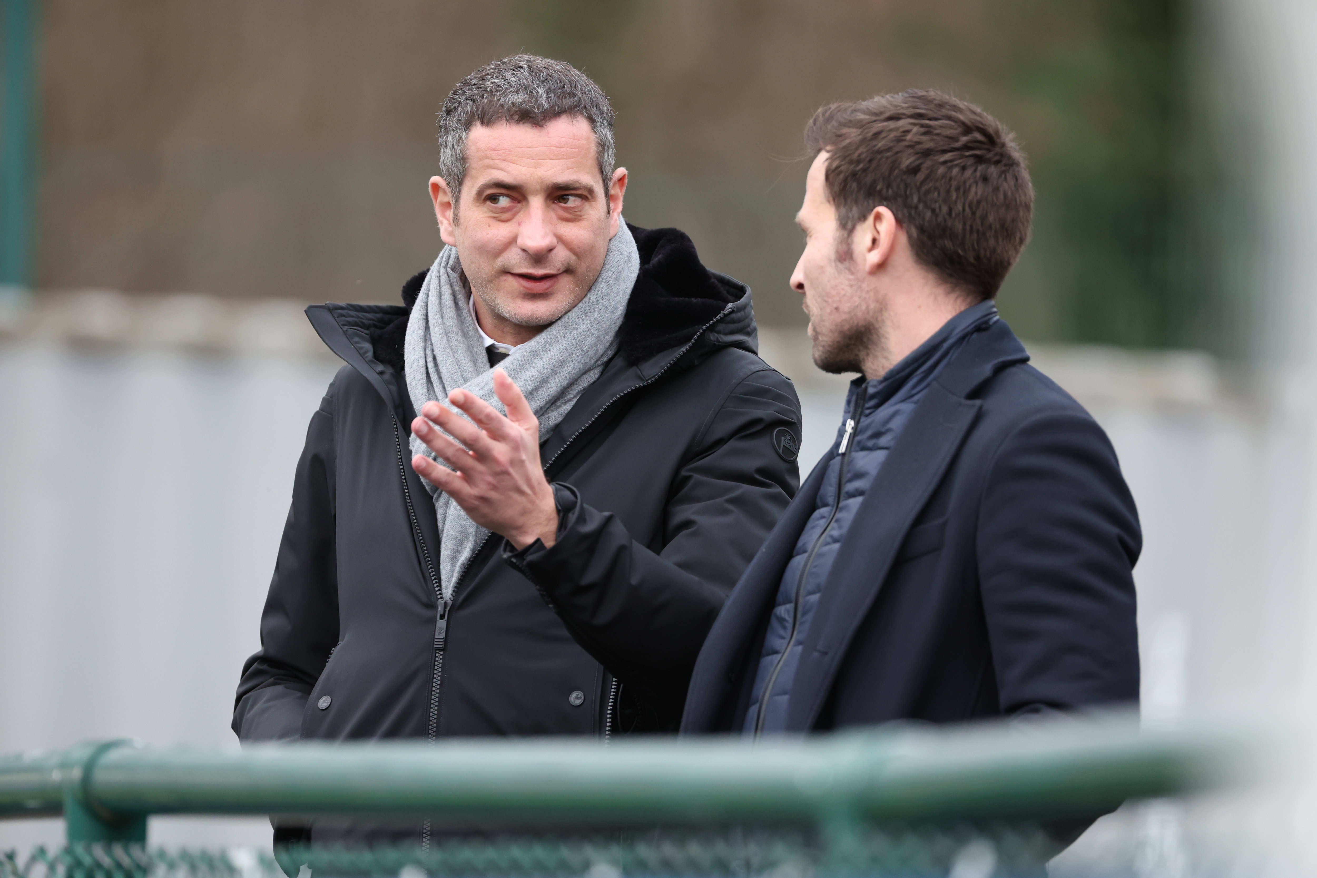 Luca Cattani, directeur du centre de formation, et son adjoint Yohan Cabaye au bord des terrains à Saint-Germain-en-Laye. LP/Arnaud Journois