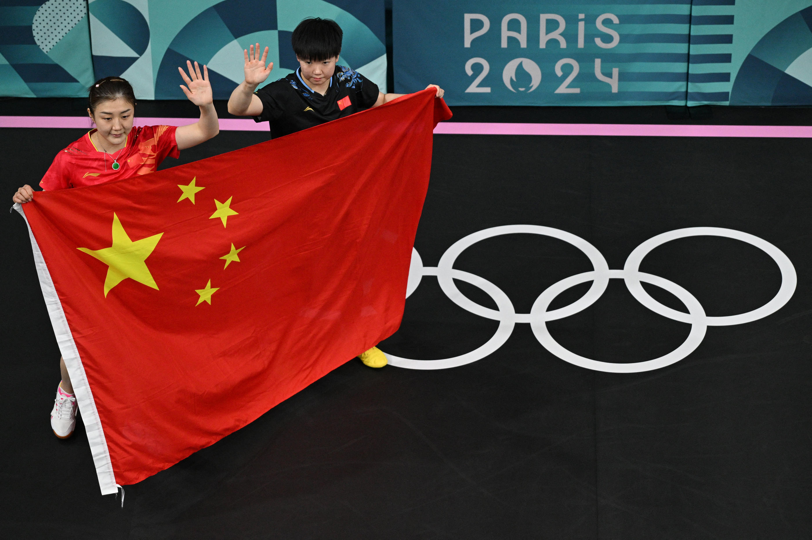 La finale entre les Chinoises Chen Meng (à gauche) et Sun Yingsha a déchaîné les passions dans leur pays. Pool via REUTERS/Antonin Thuillier