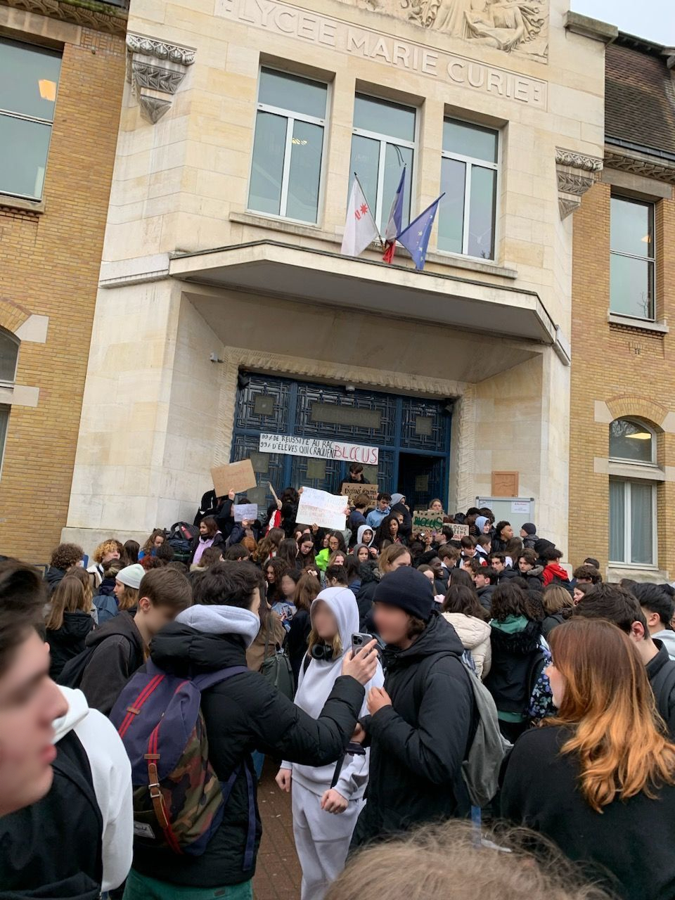 À une semaine des premières épreuves écrites de spécialité du bac, des lycéens de Marie-Curie ont organisé ce lundi un blocus devant leur établissement, à Sceaux (Hauts-de-Seine), pour réclamer une semaine de révision. DR