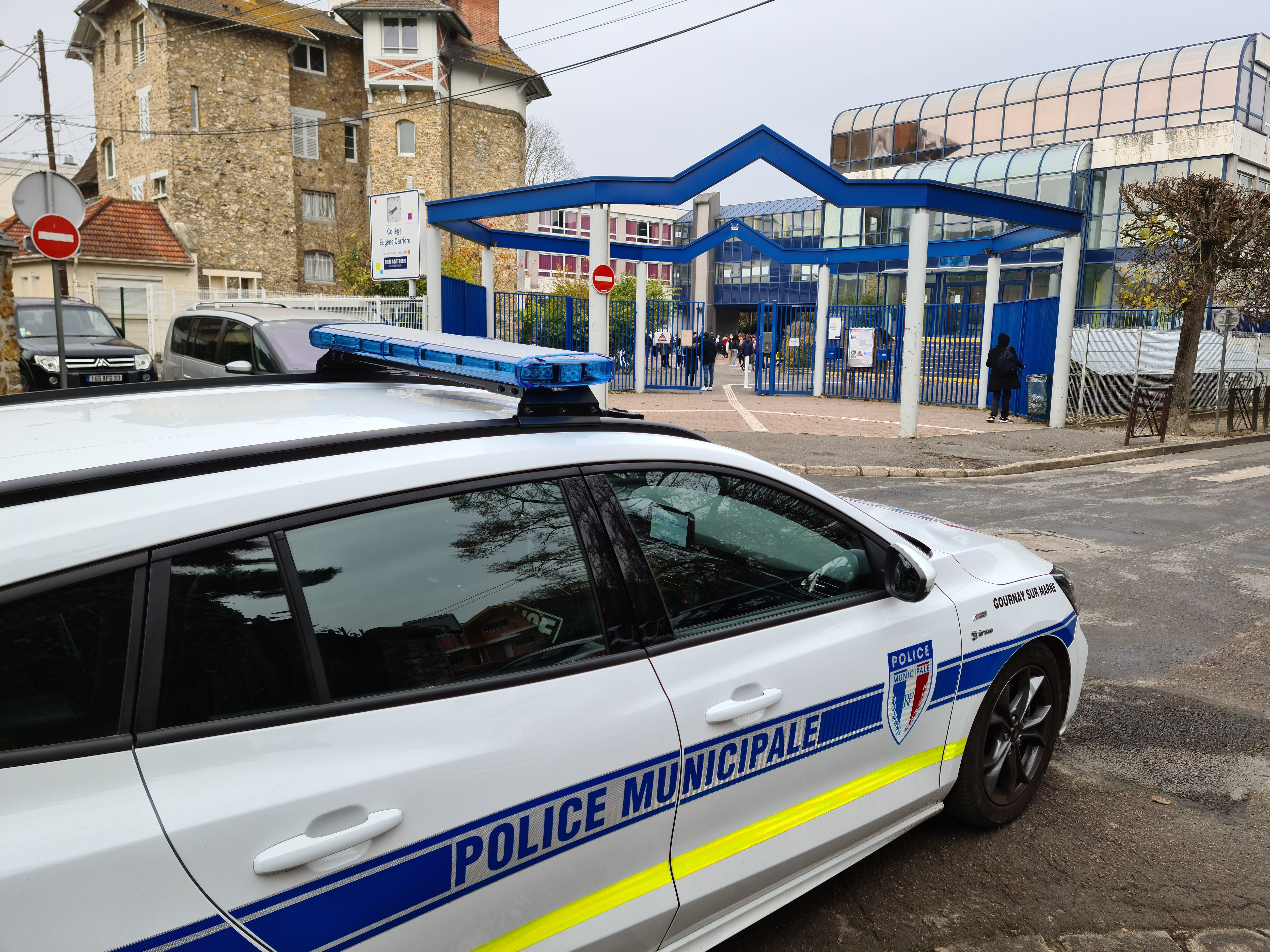 Gournay-sur-Marne, ce jeudi. Des patrouilles de police se relaient aux heures d'entrée et de sortie des élèves du collège Eugène-Carrière, à la suite à la violente agression d'un jeune de troisième. LP/C.B.