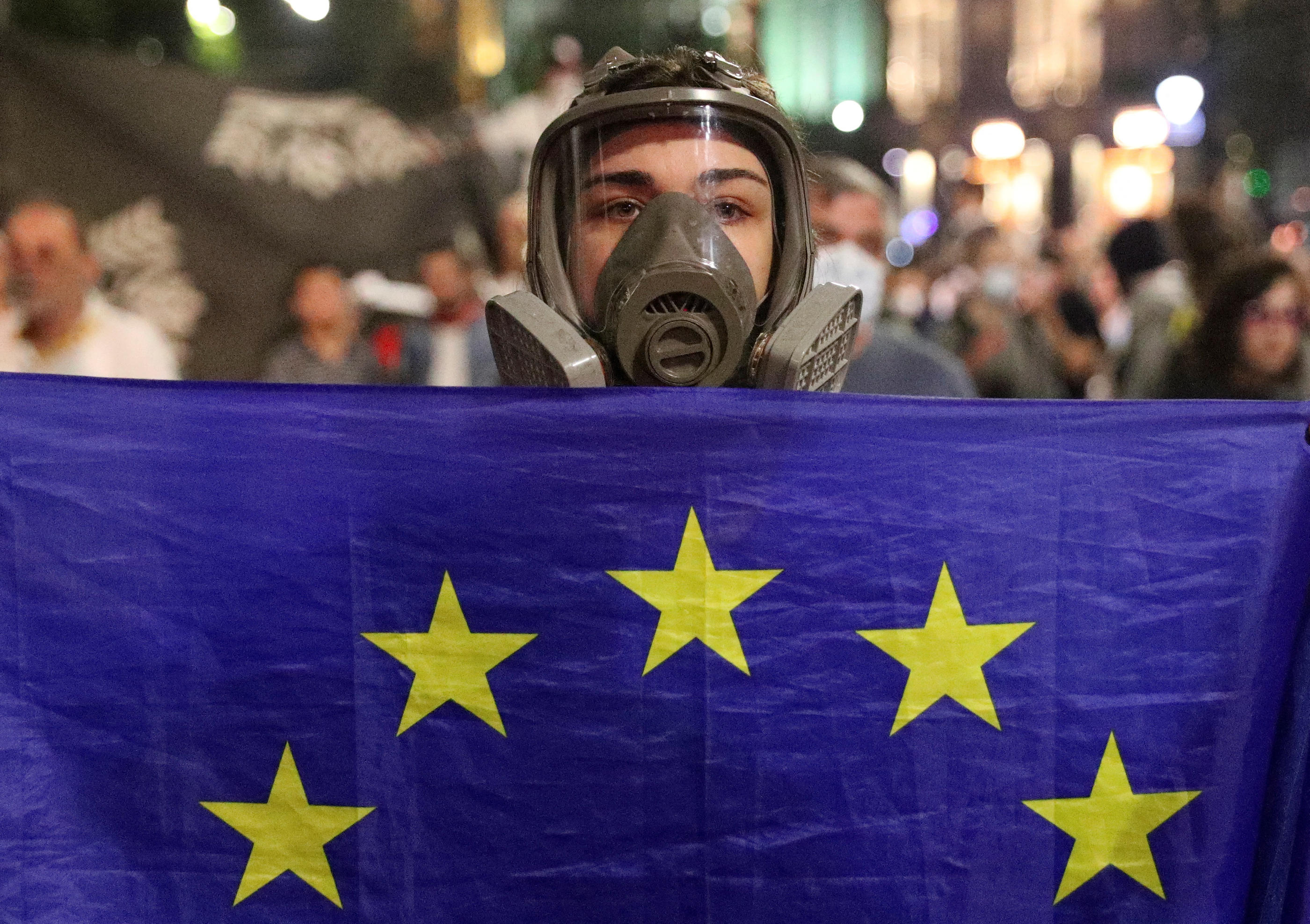 Des manifestants proeuropéens se sont rassemblés devant le Parlement géorgien, mardi, alors que les députés examinaient un projet de loi sur "l'influence étrangère" considéré comme liberticide par l'opposition. REUTERS/Irakli Gedenidze