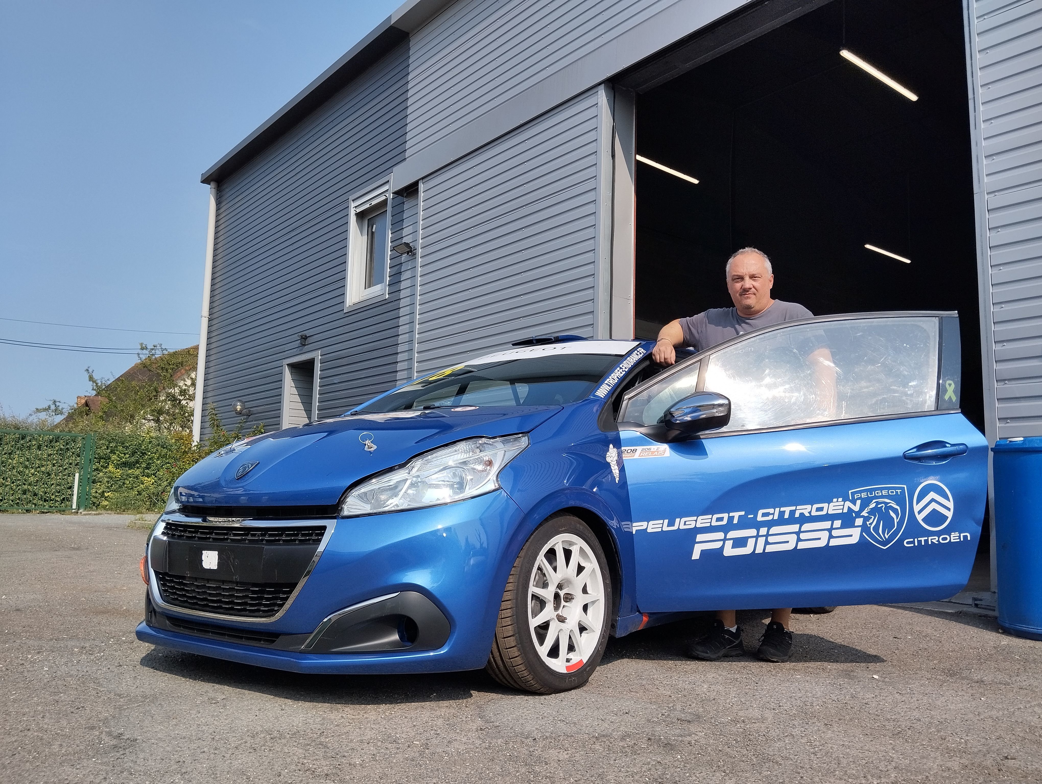 Poissy (Yvelines), le 19 août. Avec le Team Poissy, Cyril Martinet, garagiste Peugeot-Citroën installé près de l'usine Stellantis, enchaîne les victoires sur les circuits de France. L'équipe est formée par des salariés et anciens salariés du groupe automobile. LP/Mickaël Sizine