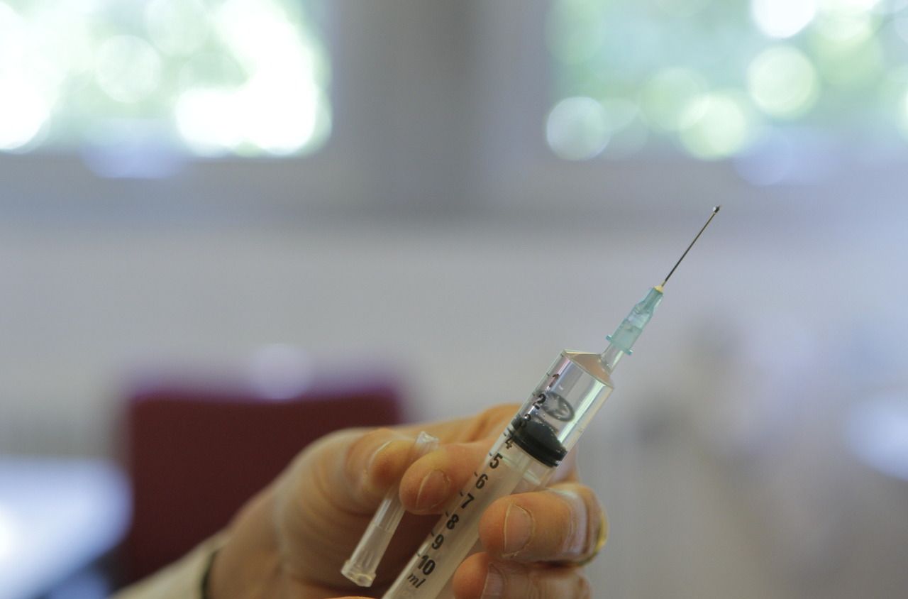 -«Une balle dans la tête» : ces médecins insultés et menacés par des anti-vaccins