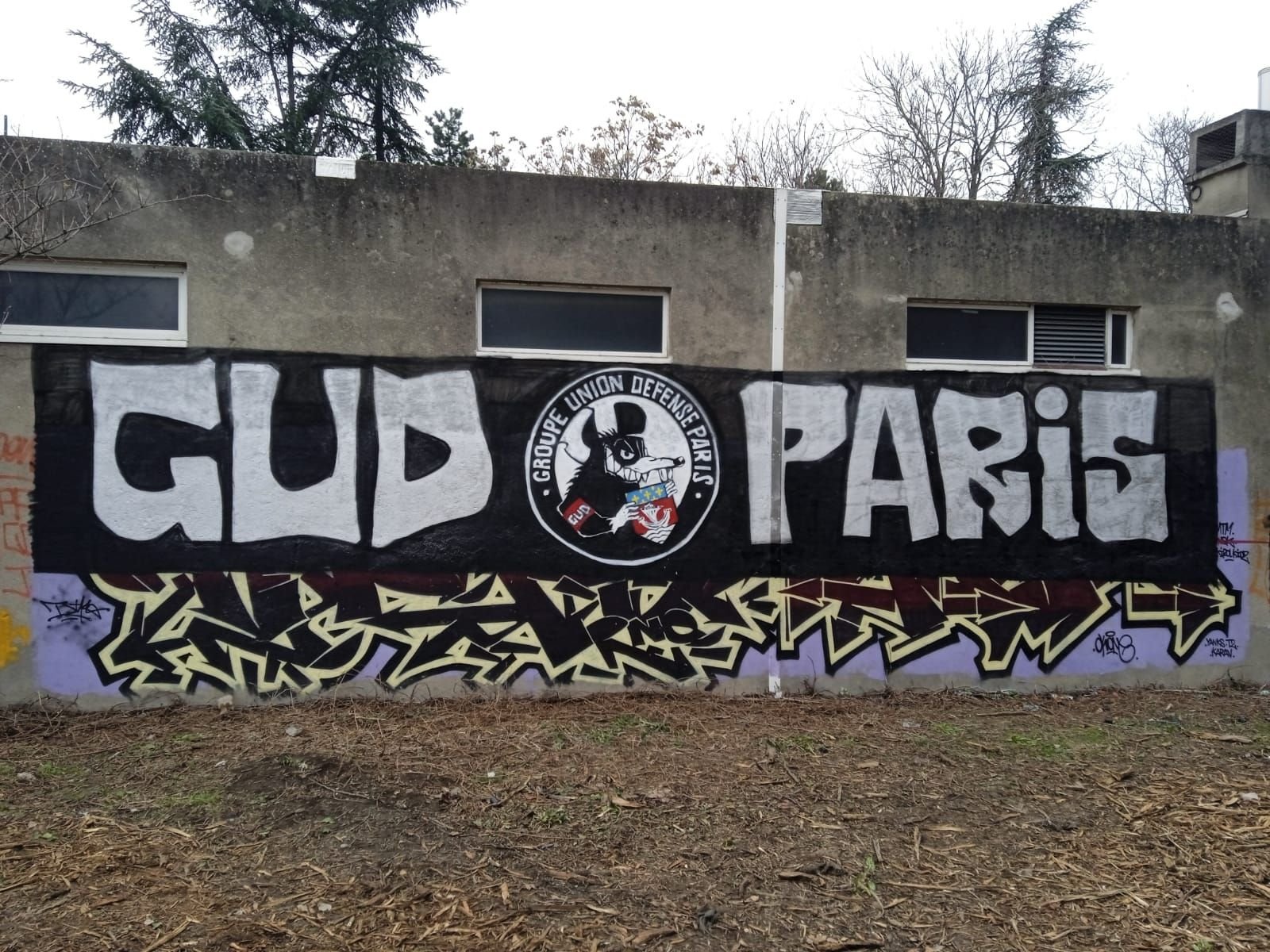 Maisons-Alfort, ce samedi après-midi. Des tags ont été constatés sur le passage des militants du GUD Paris.