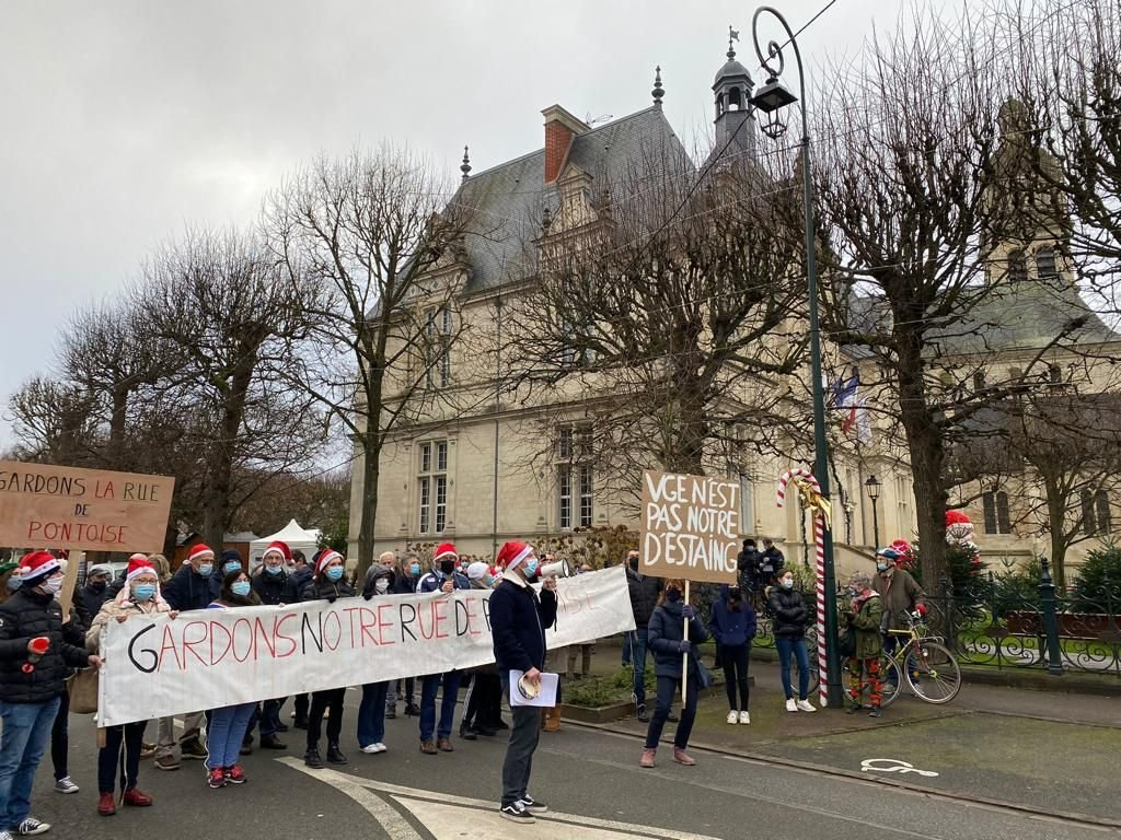L'Isle-Adam, dimanche 19 décembre. Des habitants ont manifesté pour protester contre le changement de nom de la rue de Pontoise, qui devient avenue Valéry-Giscard-d'Estaing. Mais la municipalité est inflexible. DR