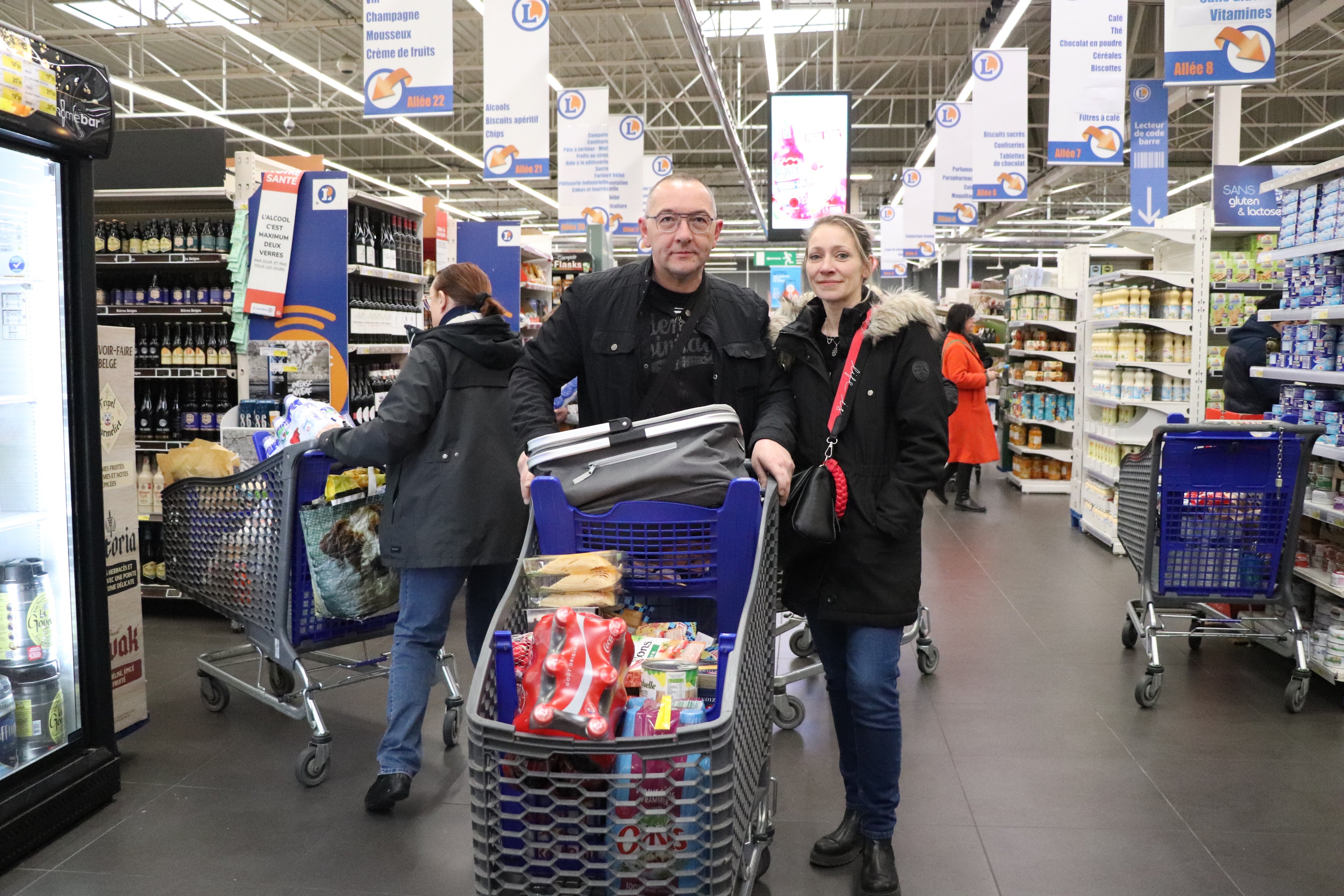 Harly (Aisne), le samedi 15 avril. Cédric, 49 ans, et Pamela, 41 ans, font partie des six mille personnes à passer les portes de l'hypermarché quotidiennement. LP/Isabelle Boidanghein