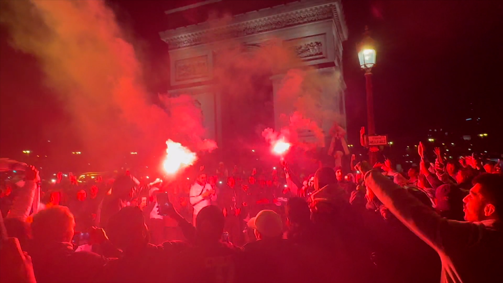 Les supporters du PSG réunis devant l'Arc de Triomphe pour fêter la victoire de leur club.